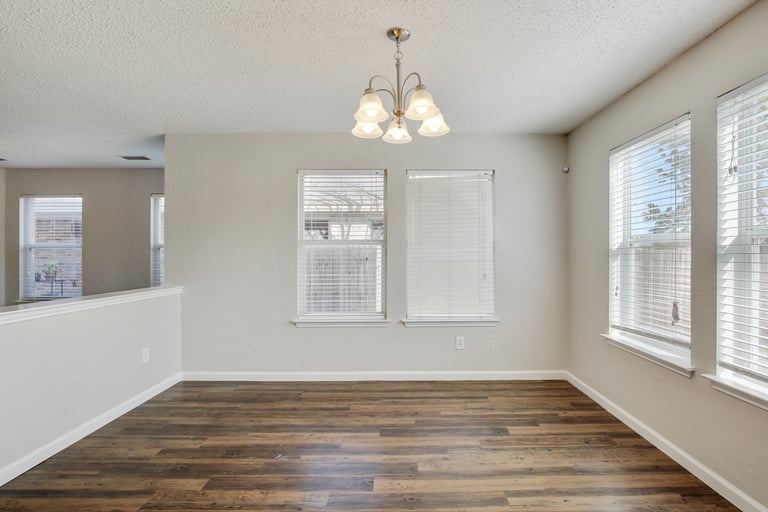 Photo 9 of 27 - 7924 Hidden Brook Dr, Fort Worth, TX 76120