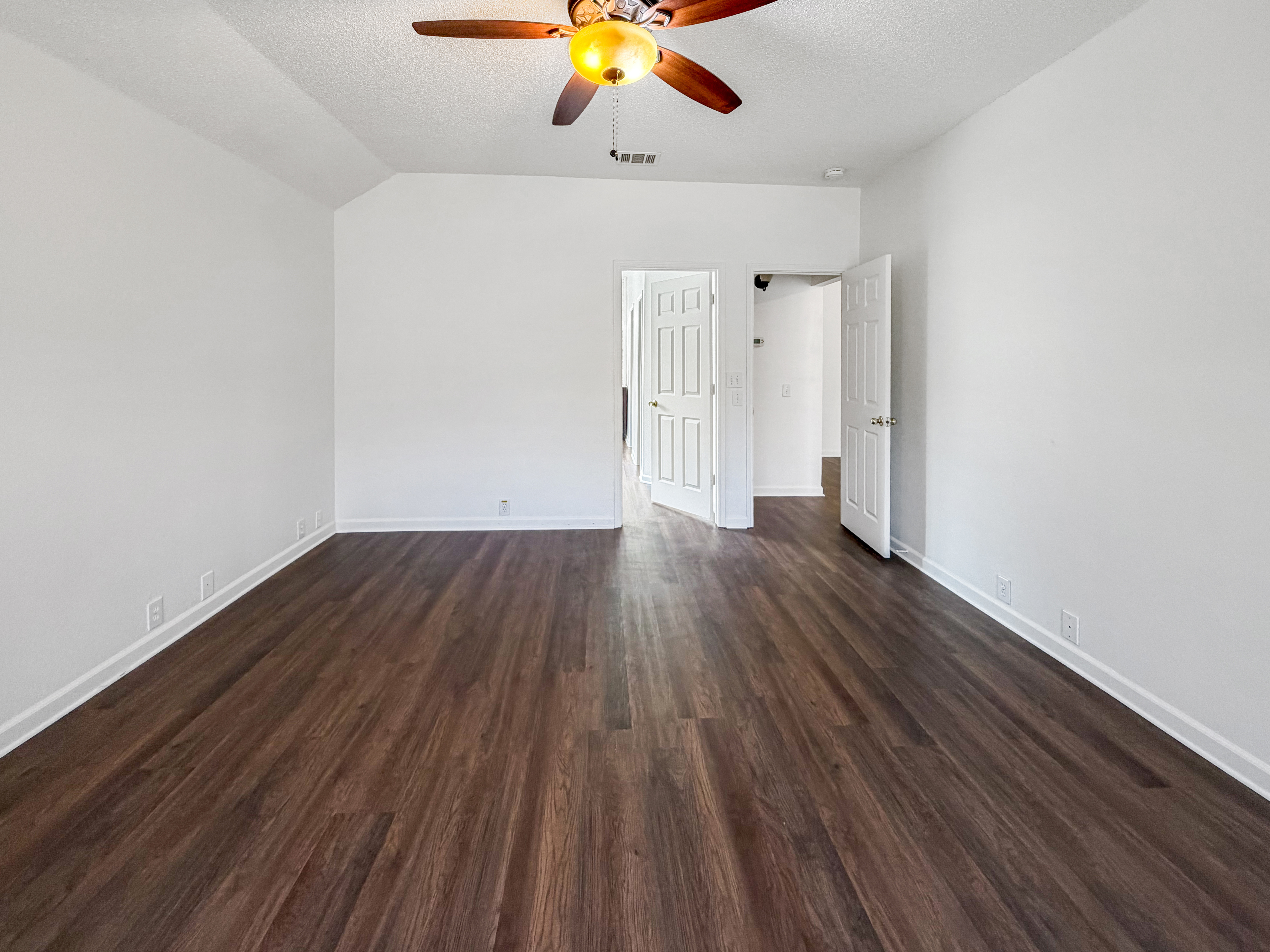 Photo 4 of 16 of 2516 Fairway View Dr, Burleson, TX
