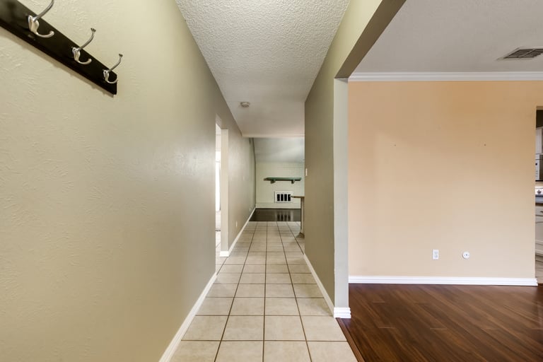 Photo 8 of 33 - 2925 Beachtree Ln, Bedford, TX 76021