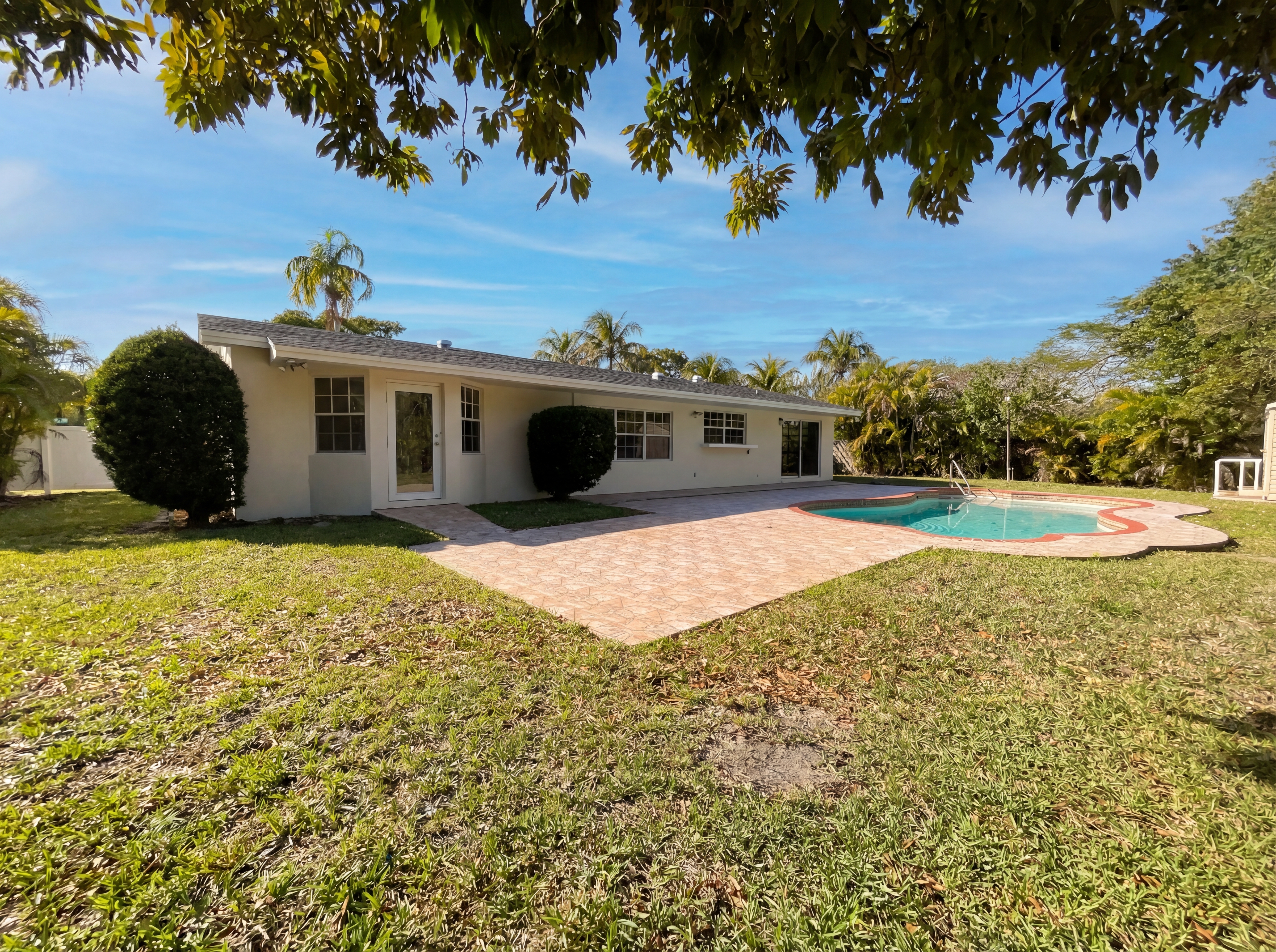 Photo 5 of 21 of 10001 SW 99th Ave, Miami, FL