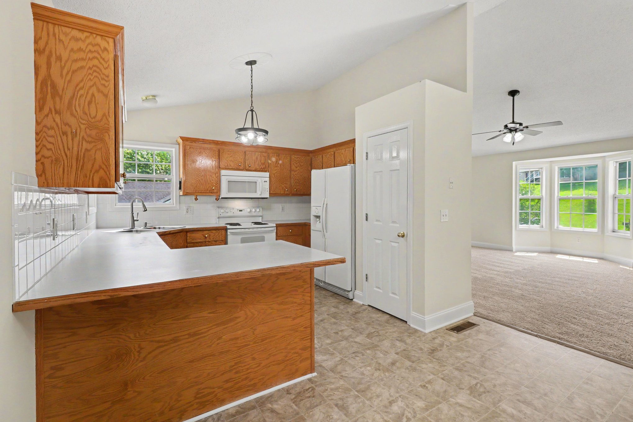 Photo 5 of 17 of 18 Broadlands Dr, White, GA