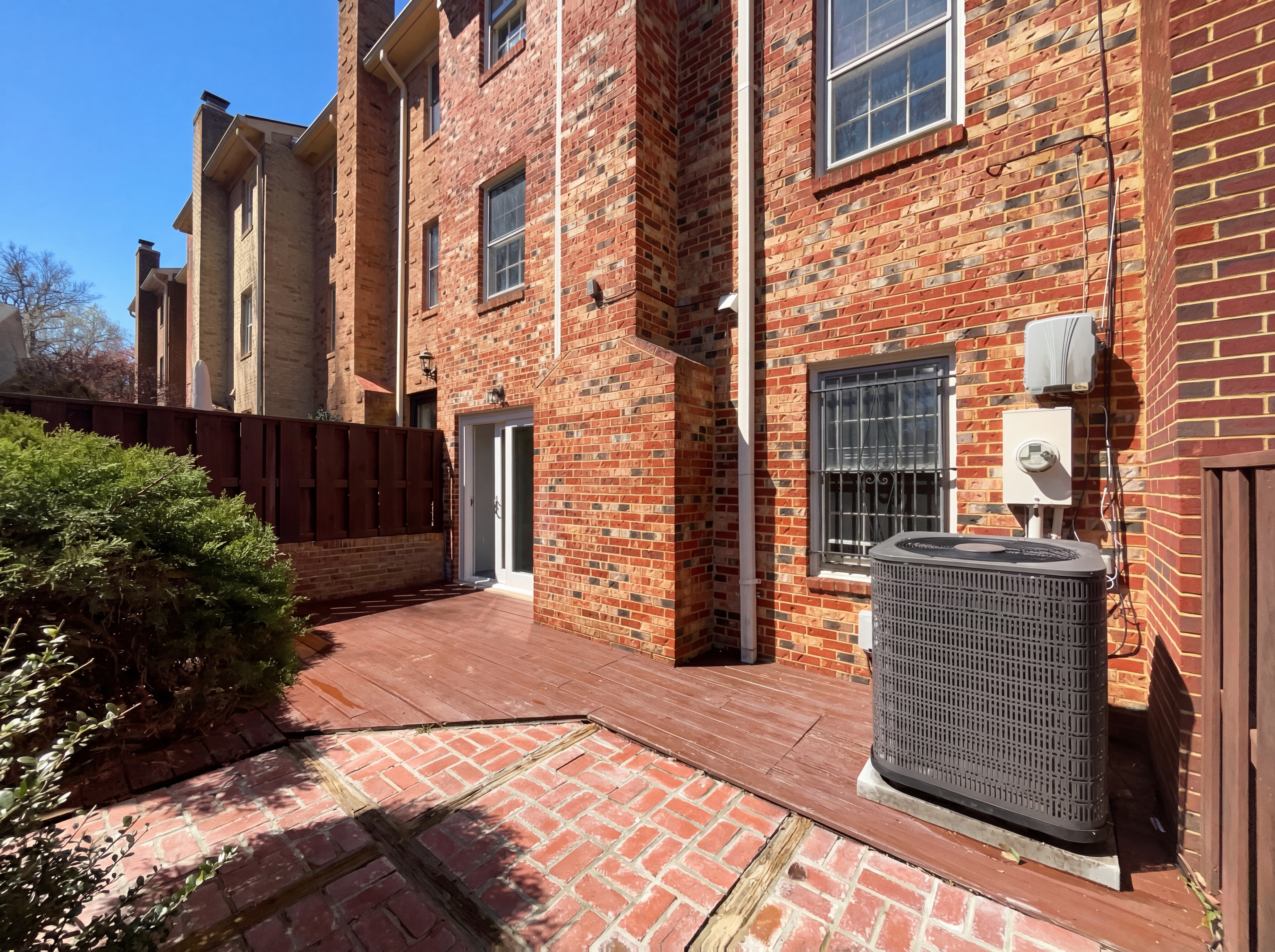 Photo 5 of 44 of 645 N Armistead St, Alexandria, VA