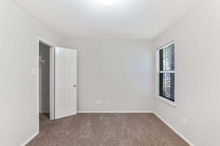 Photo 16 of 25 - 305 Millford Rd, Roanoke, TX 76262