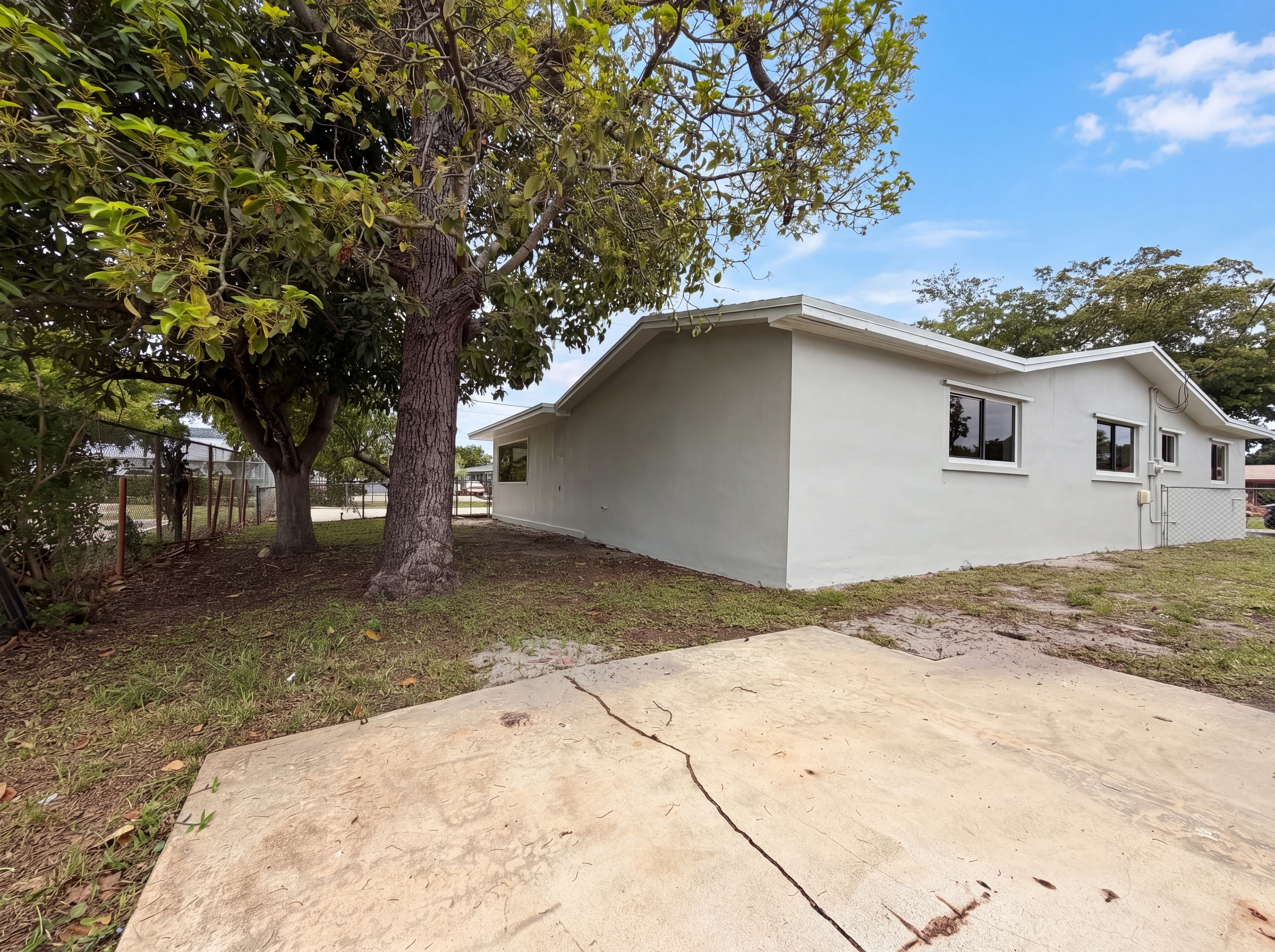 Photo 5 of 19 of 820 NW 78th Ave, Pembroke Pines, FL