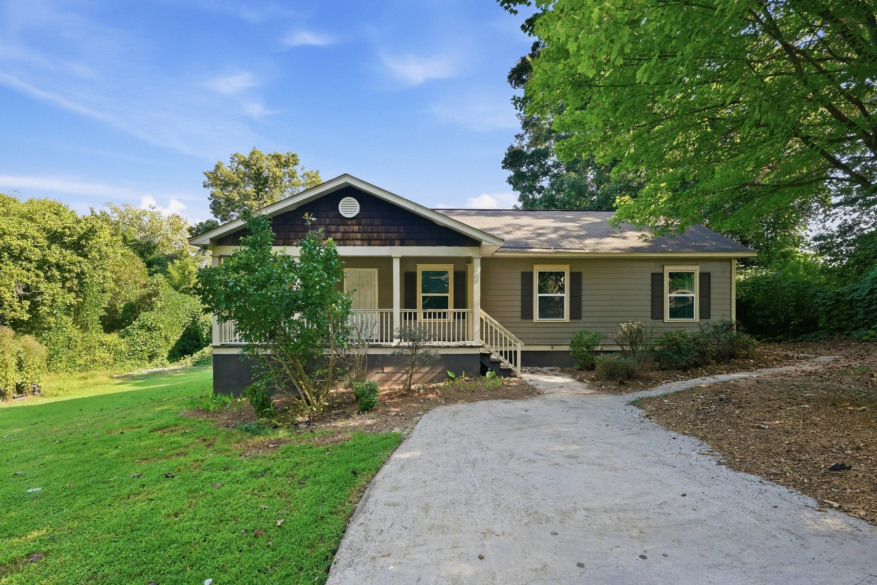 Photo 1 of 1668 Oak Knoll Cir SE