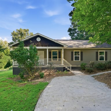 Property photo 1 of 1668 Oak Knoll Cir SE