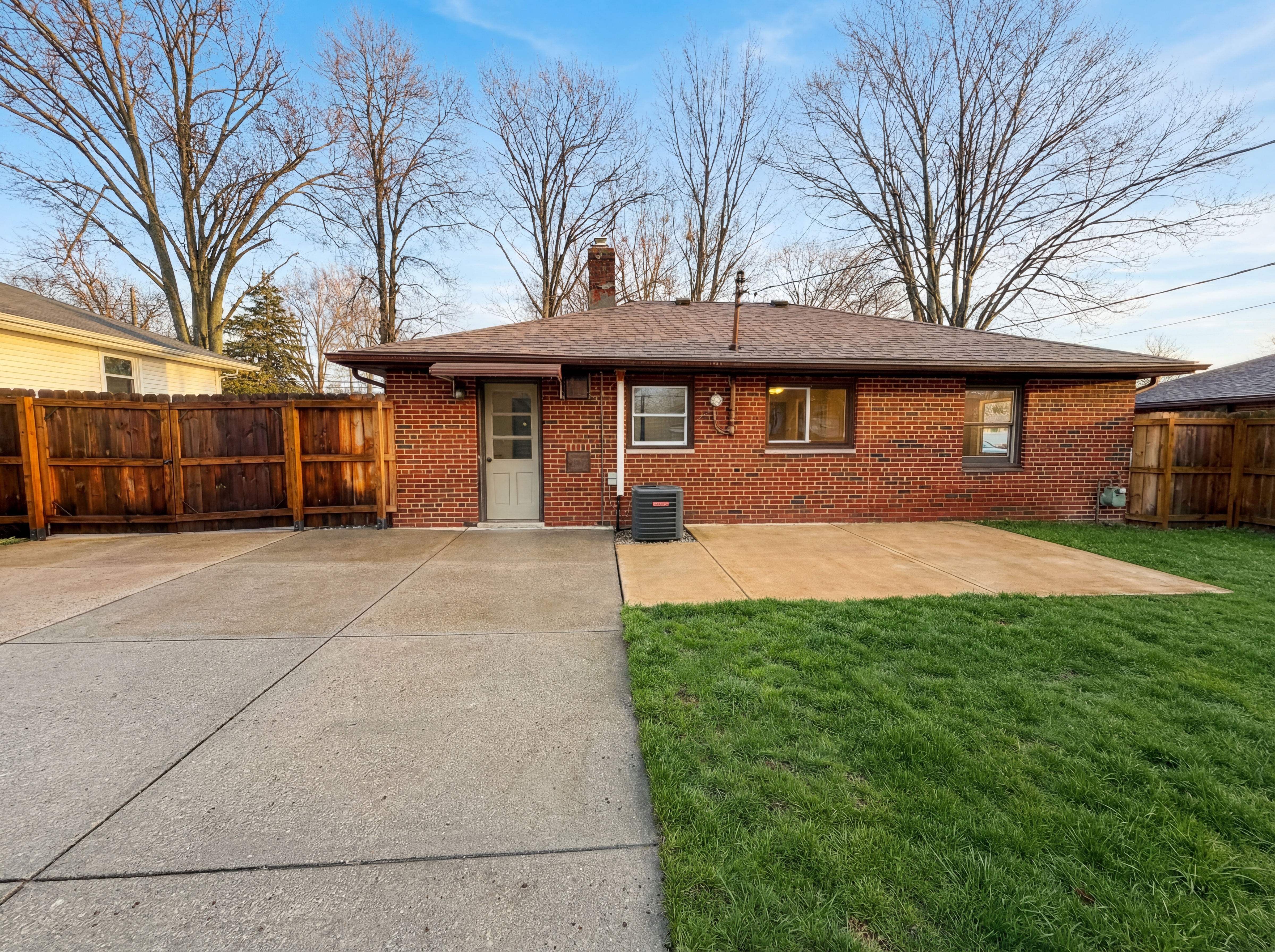 Photo 5 of 17 of 4506 Silverdale Rd, North Olmsted, OH