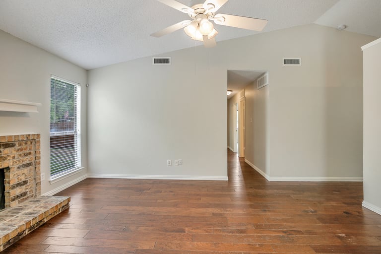 Photo 11 of 26 - 5804 Maurie Dr, Watauga, TX 76148