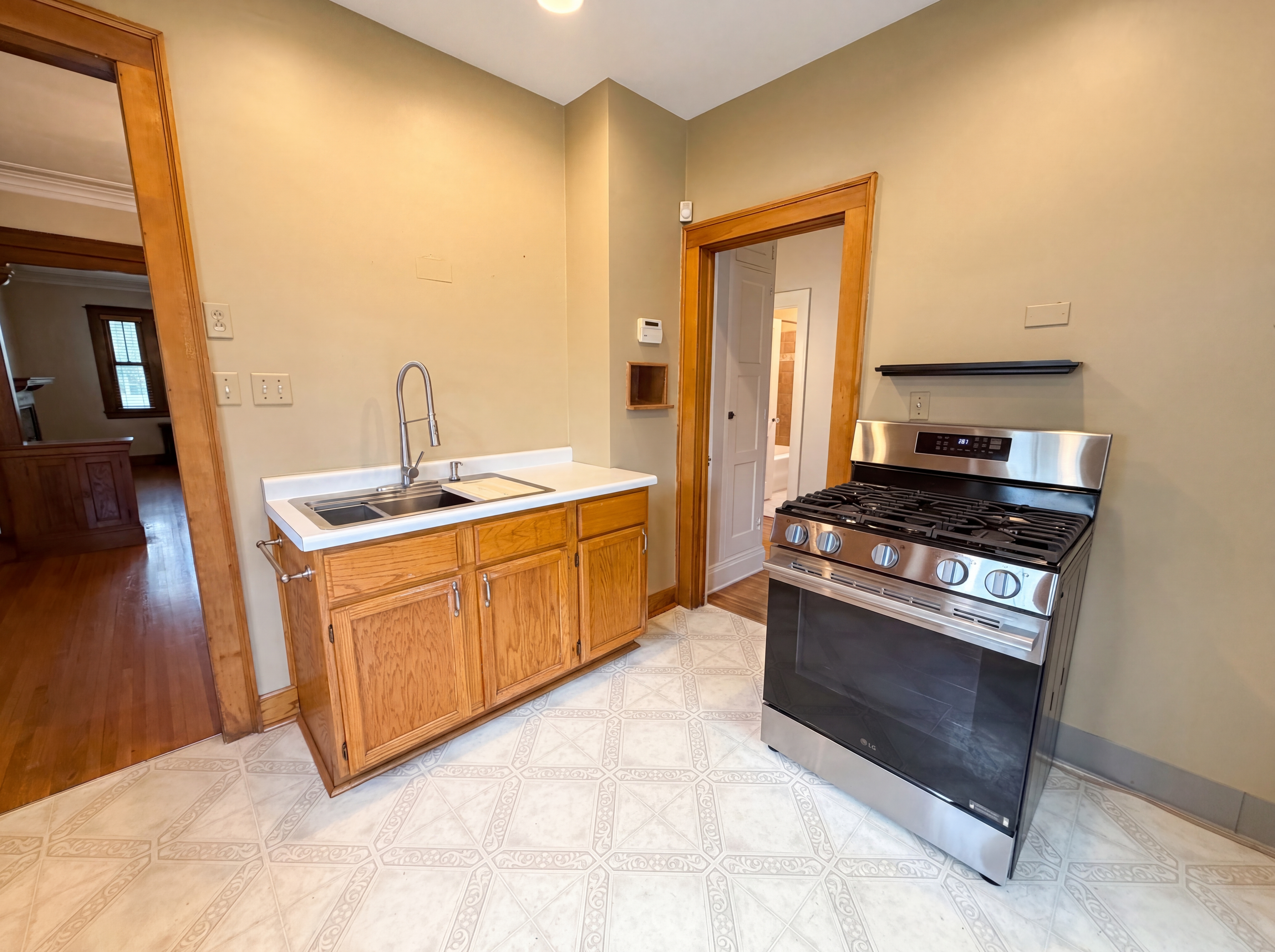 Photo 2 of 28 of 1144 Hawthorne Ave E, St. Paul, MN