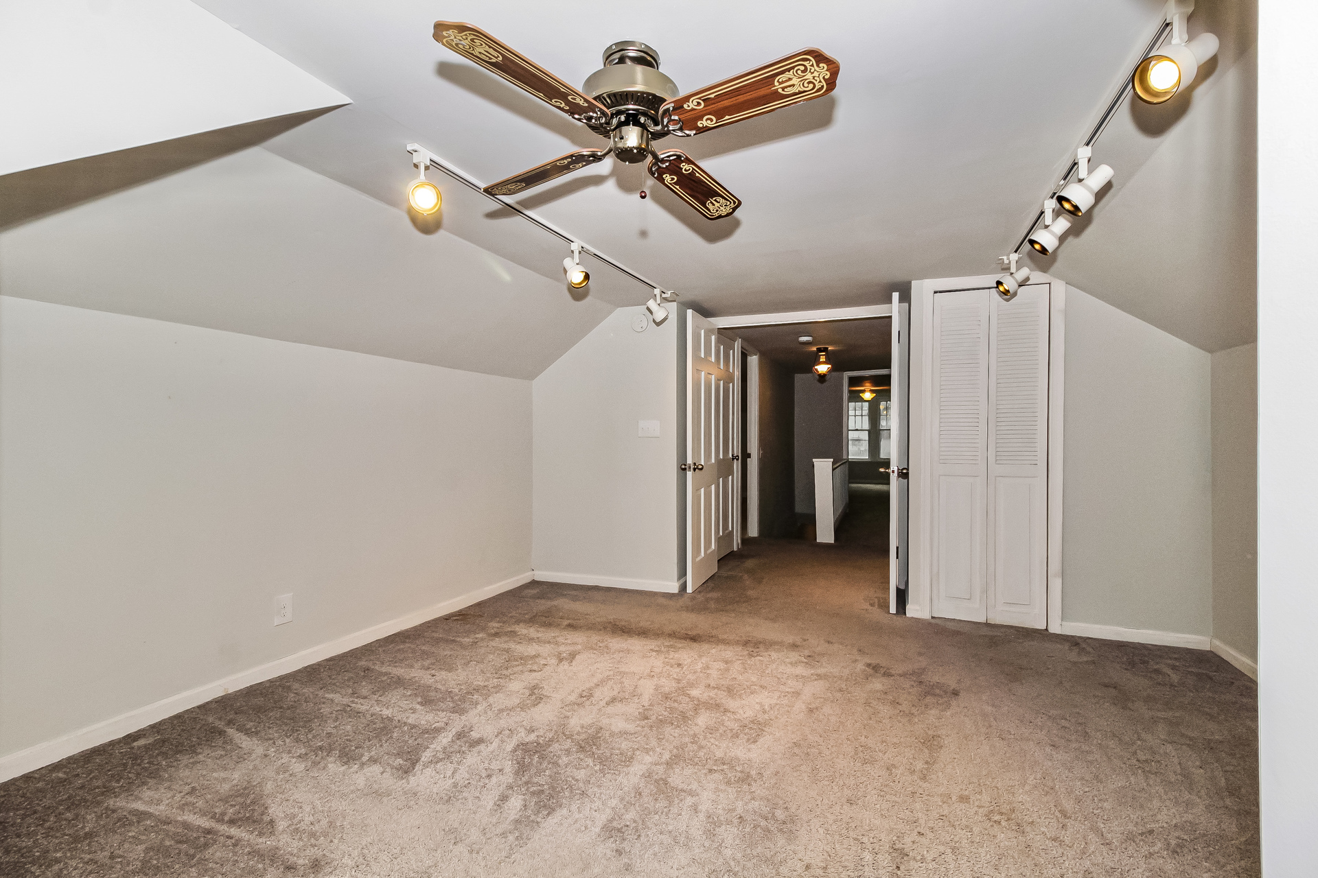Photo 4 of 22 of 114 E Clay St, Whiteville, NC