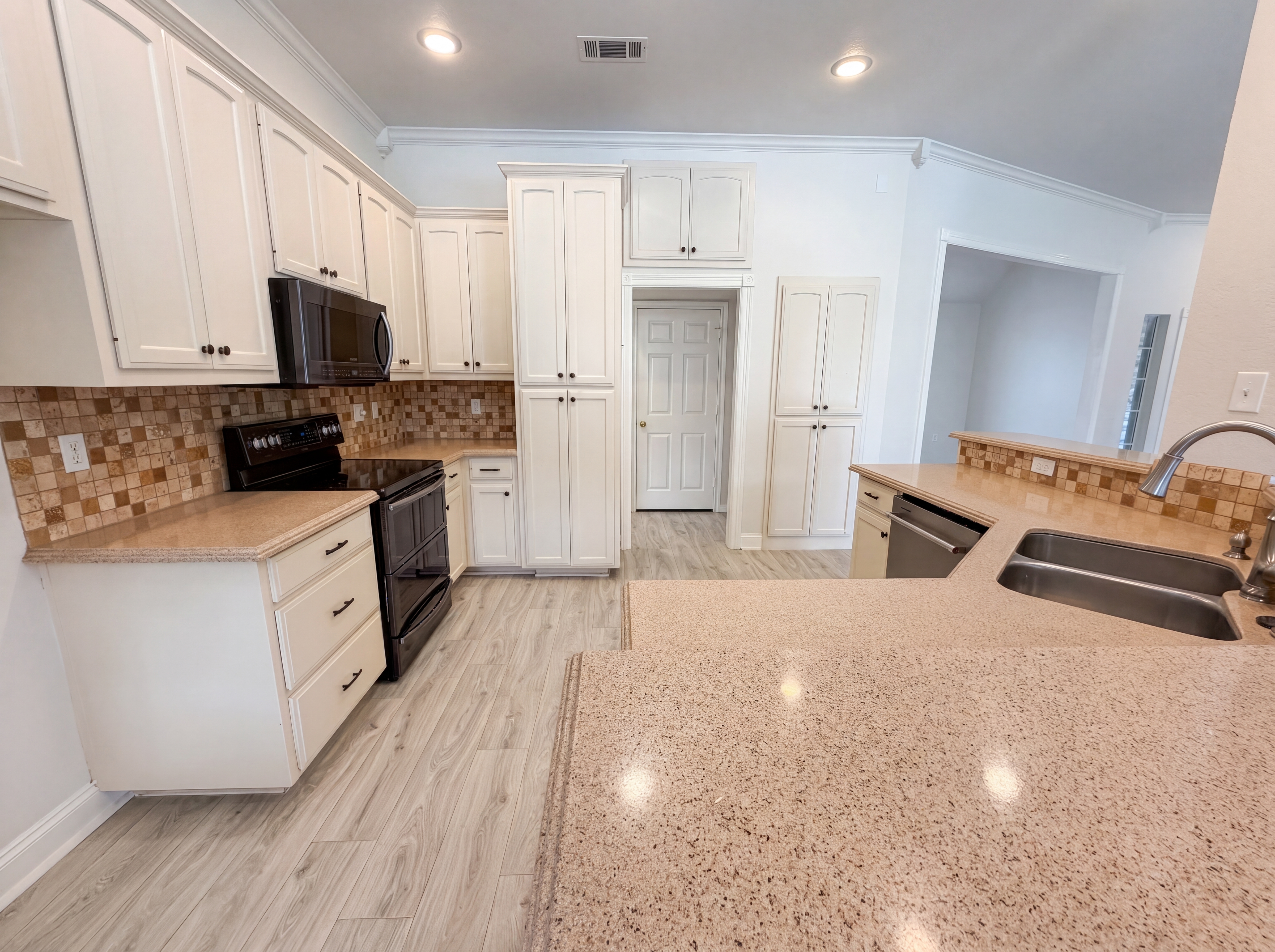 Photo 6 of 25 of 1226 Oakmanor Cir, Hewitt, TX