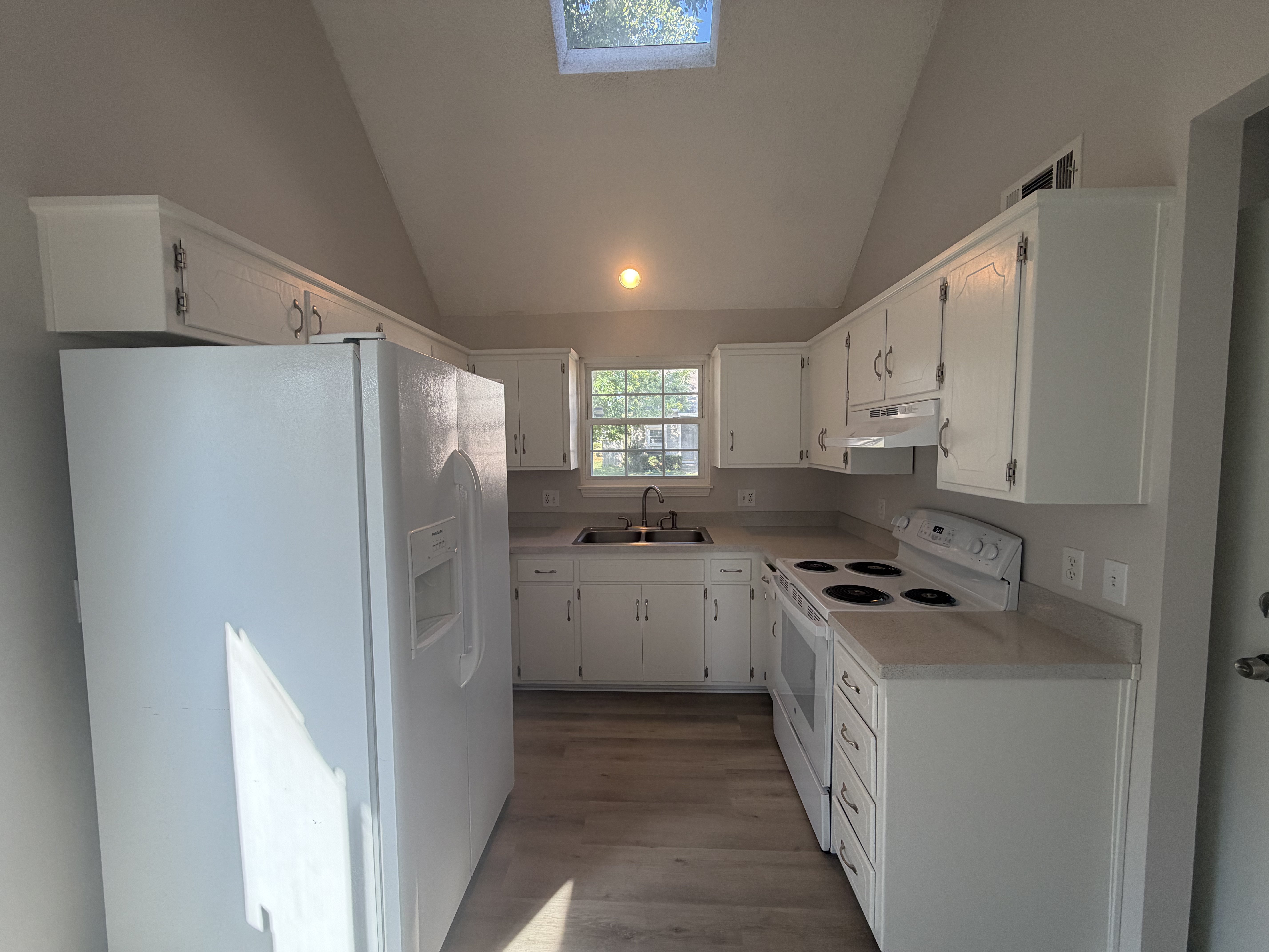 Photo 2 of 21 of 10002 W 86th St, Overland Park, KS