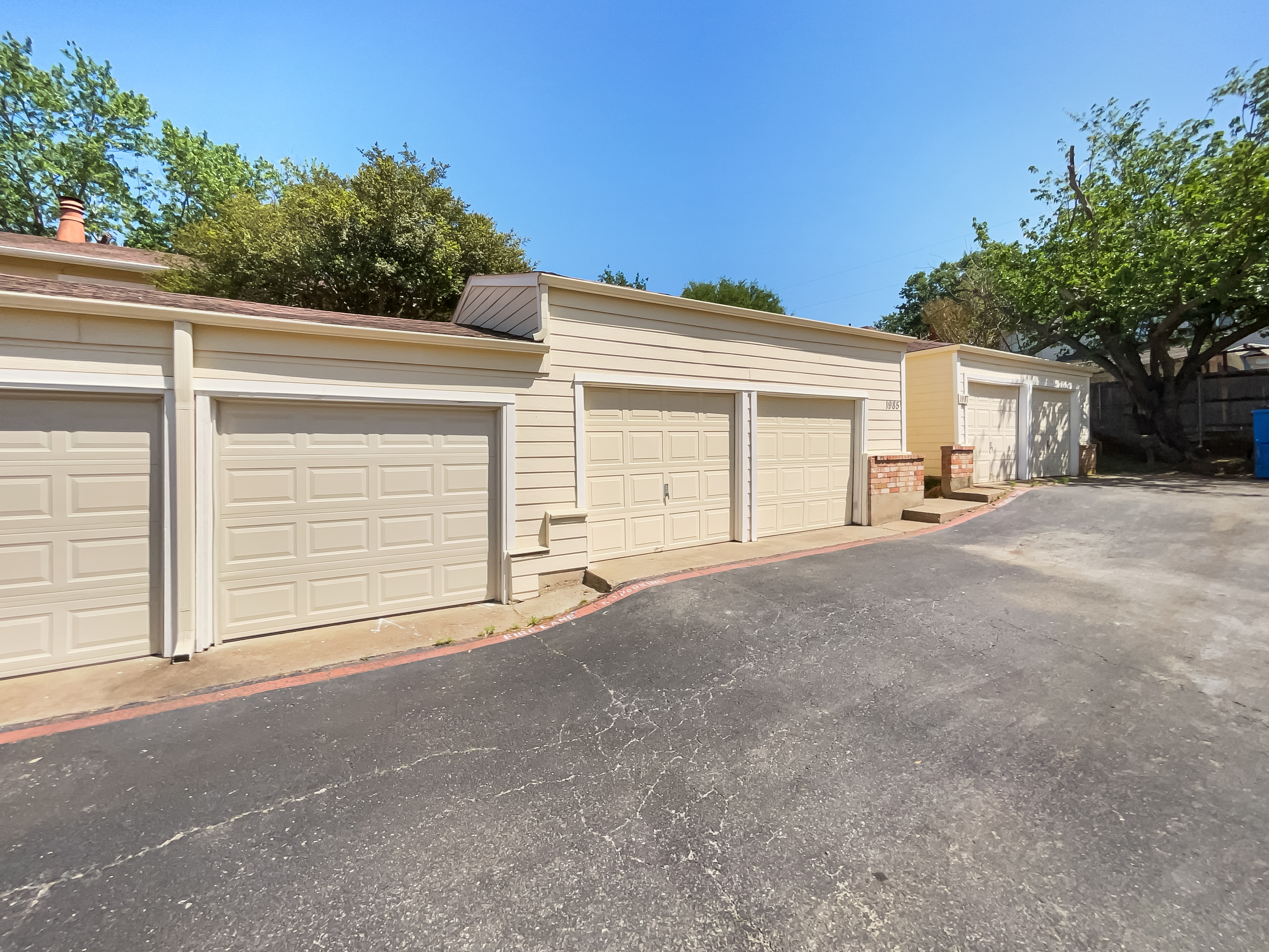 Photo 12 of 32 of 1985 Shorewood Dr, Grapevine, TX