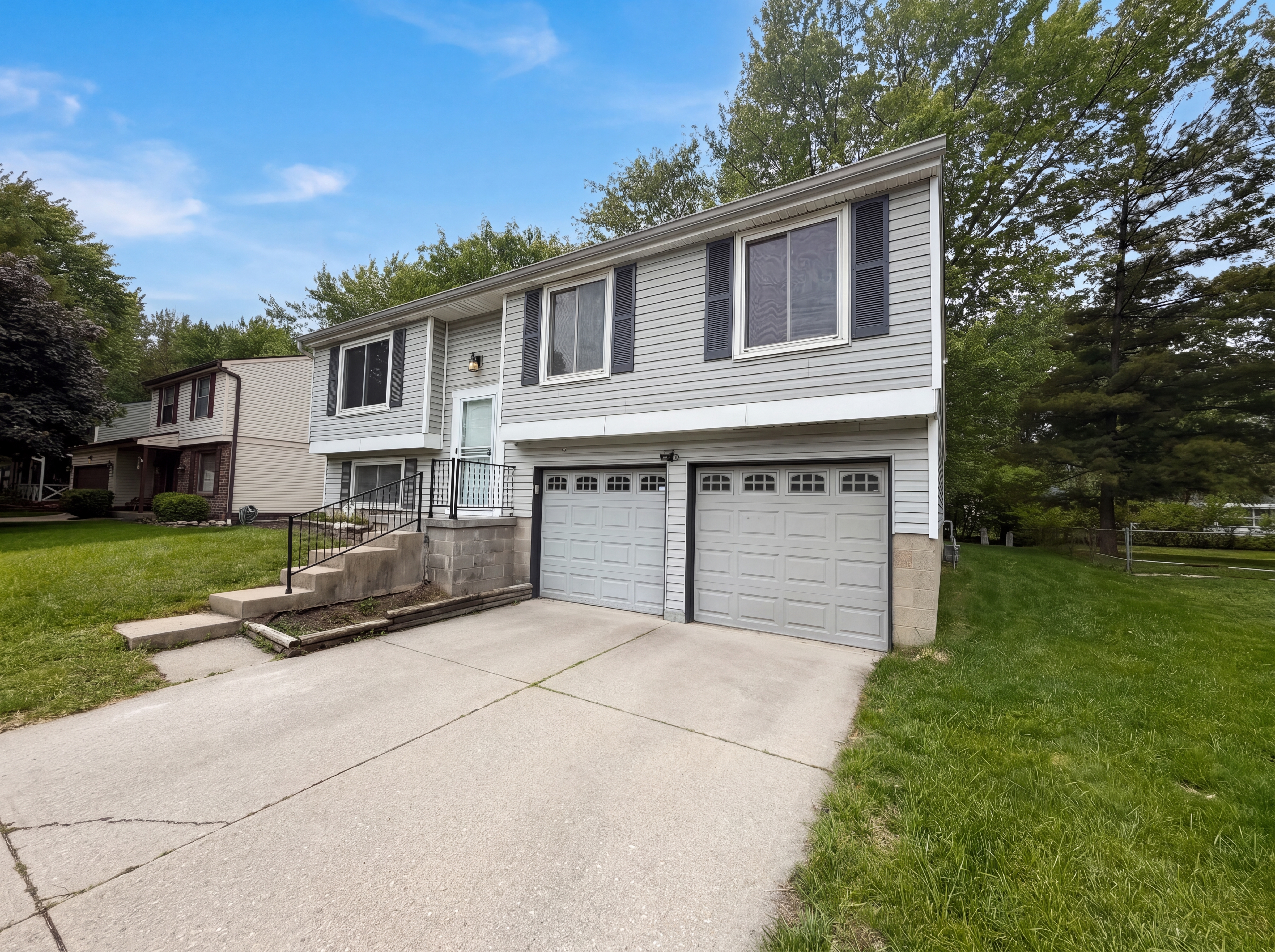 Photo 15 of 18 of 918 Bremerton Dr, Indianapolis, IN