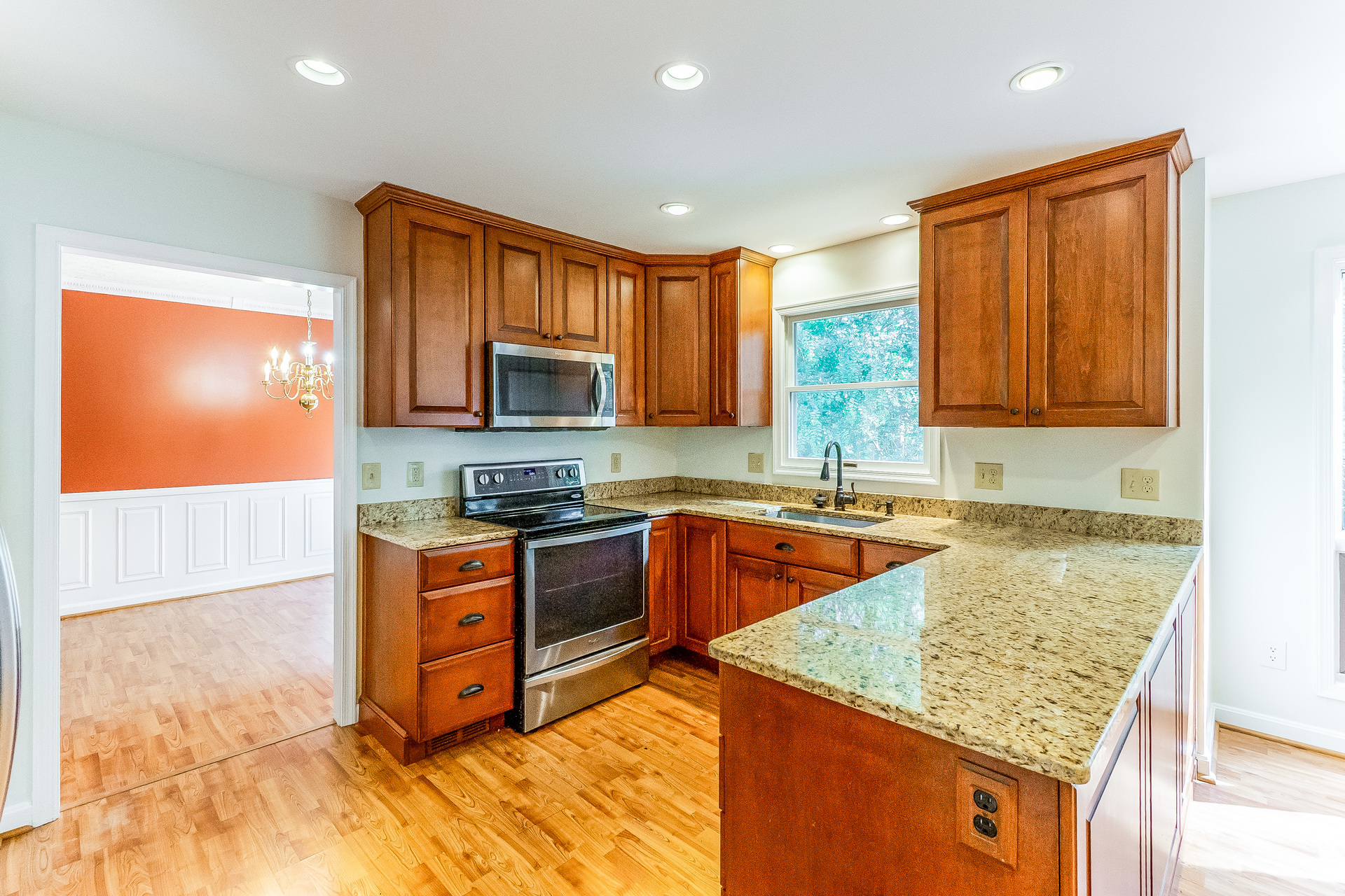 Photo 2 of 31 of 15074 Barkwood Dr, Woodbridge, VA