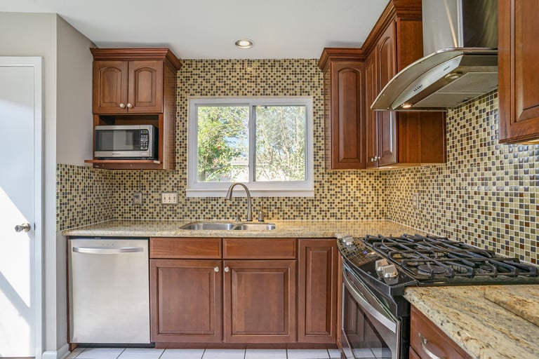 Photo 8 of 17 - 3806 Teakwood Dr, La Porte, TX 77571