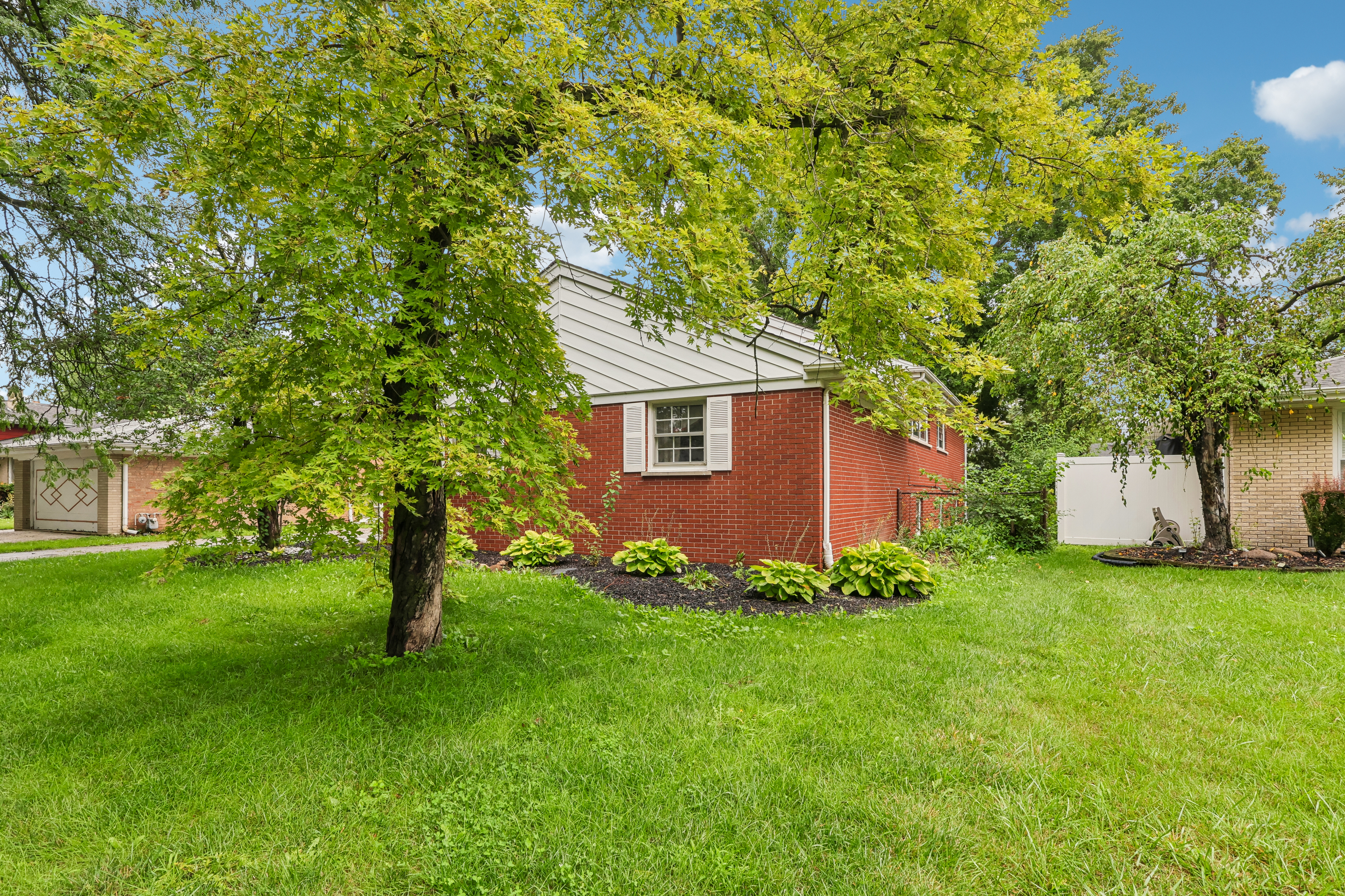 Photo 31 of 34 of 16919 School St, South Holland, IL