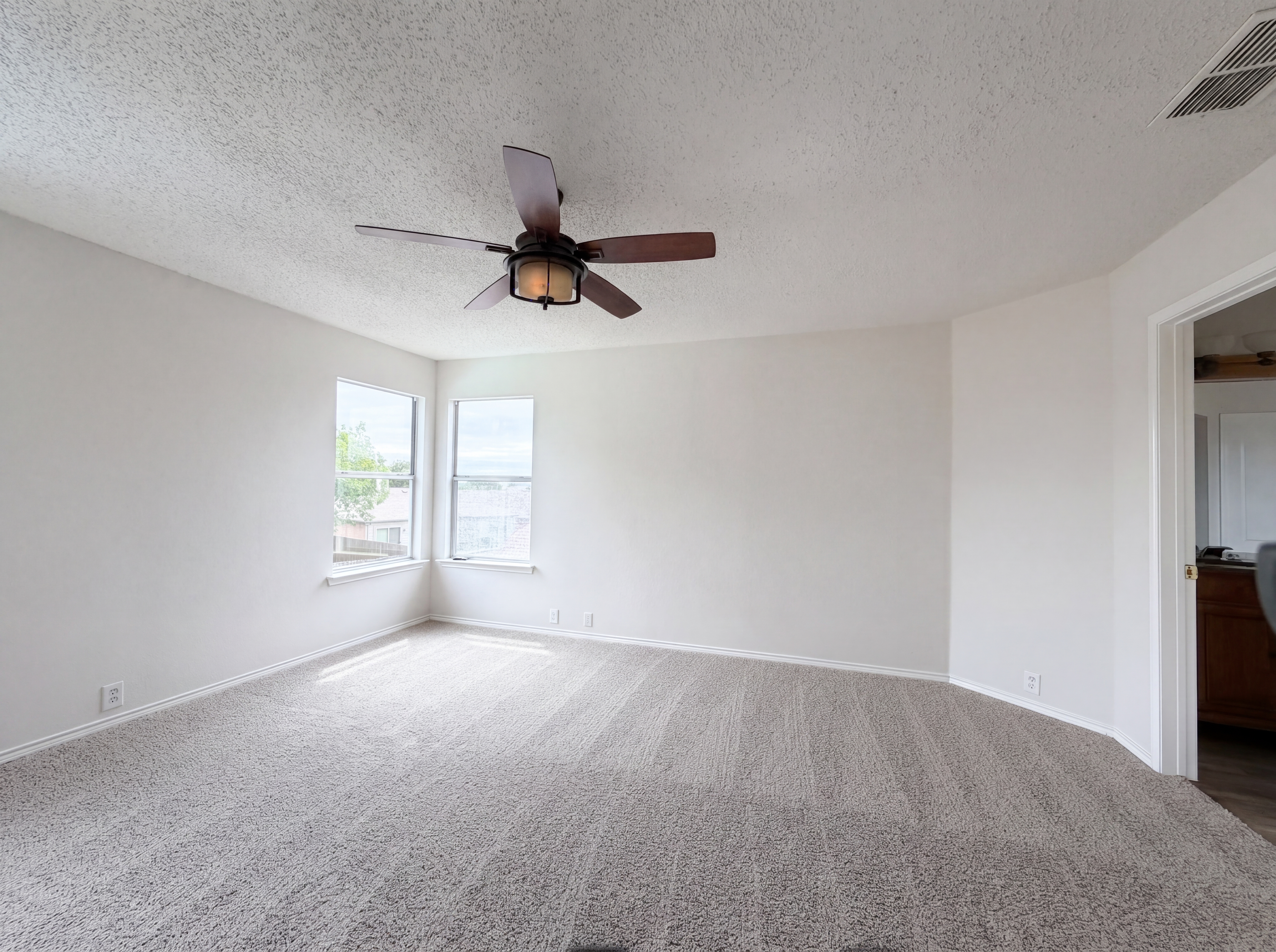 Photo 4 of 19 of 7001 Edmundson Dr, Arlington, TX