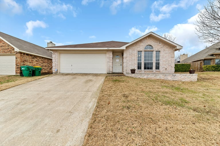 Photo 1 of 26 - 905 Sharp Dr, Cedar Hill, TX 75104