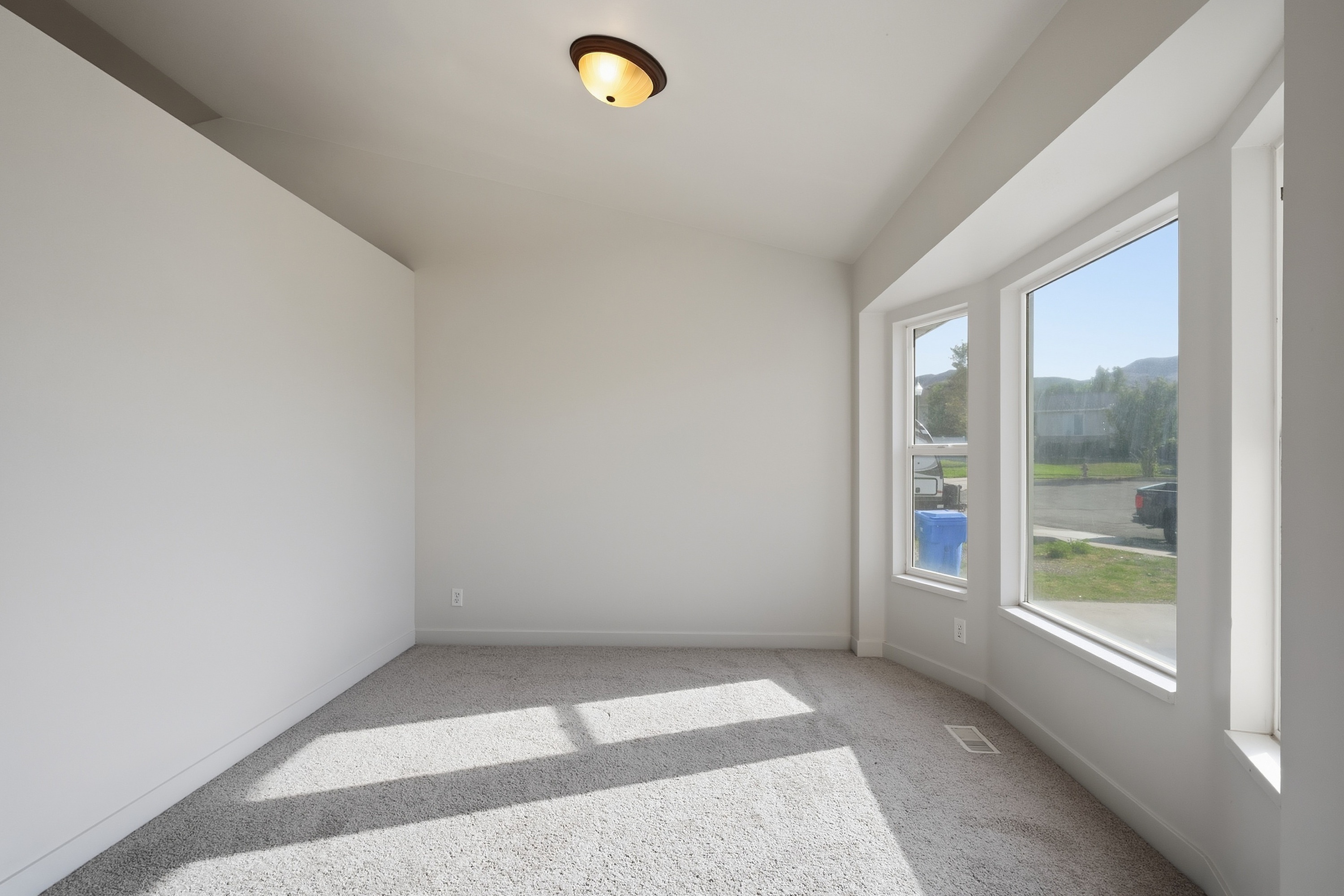 Photo 3 of 34 of 14077 S Grand View Peak Cir, Riverton, UT
