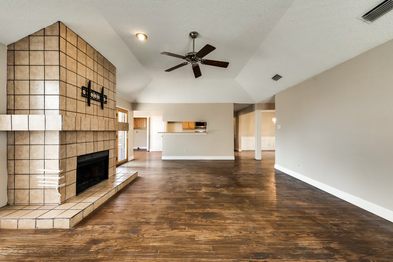 Photo 15 of 31 - 1636 Palisades Dr, Carrollton, TX 75007