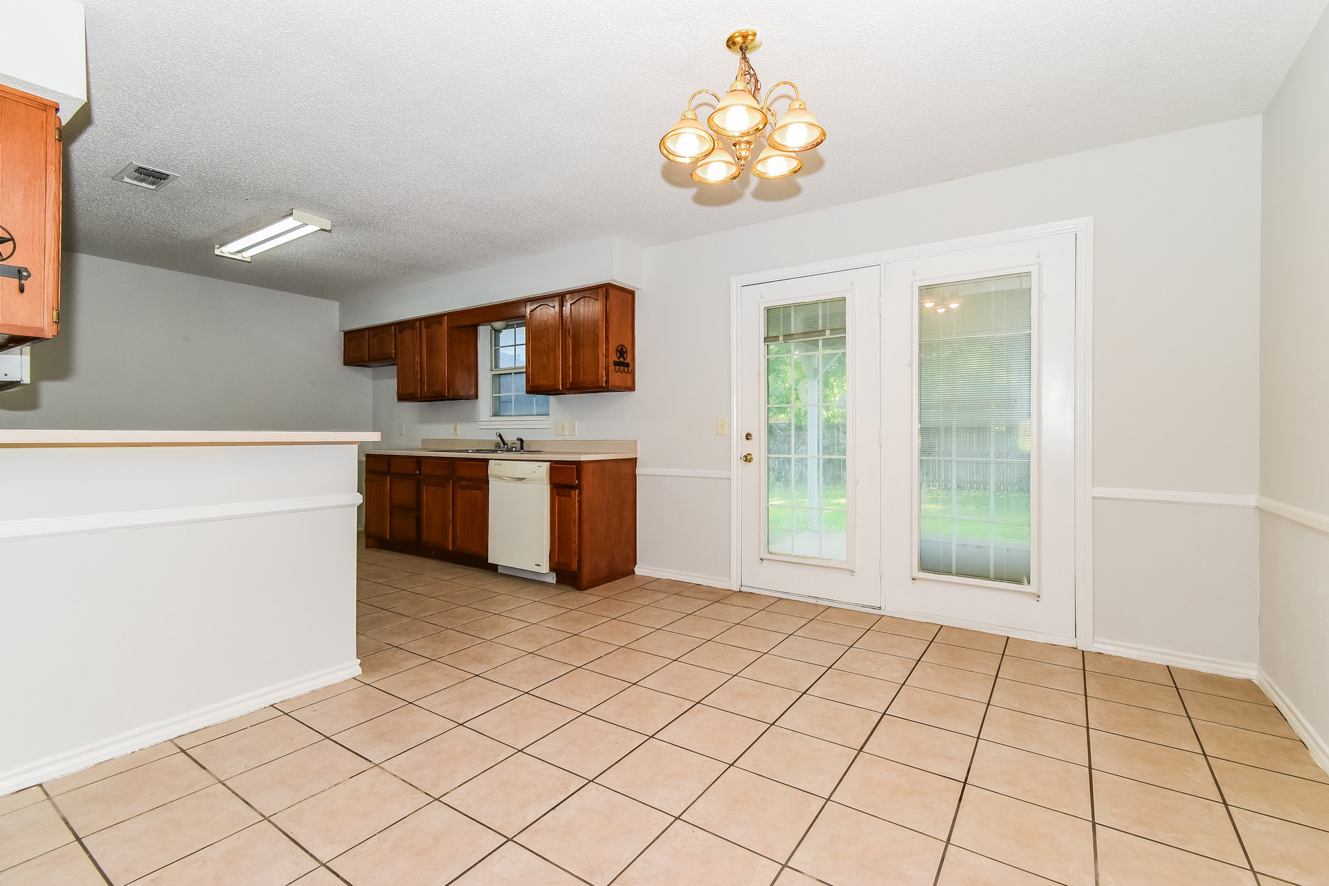 Photo 8 of 20 of 2127 N Village Dr, Bonham, TX