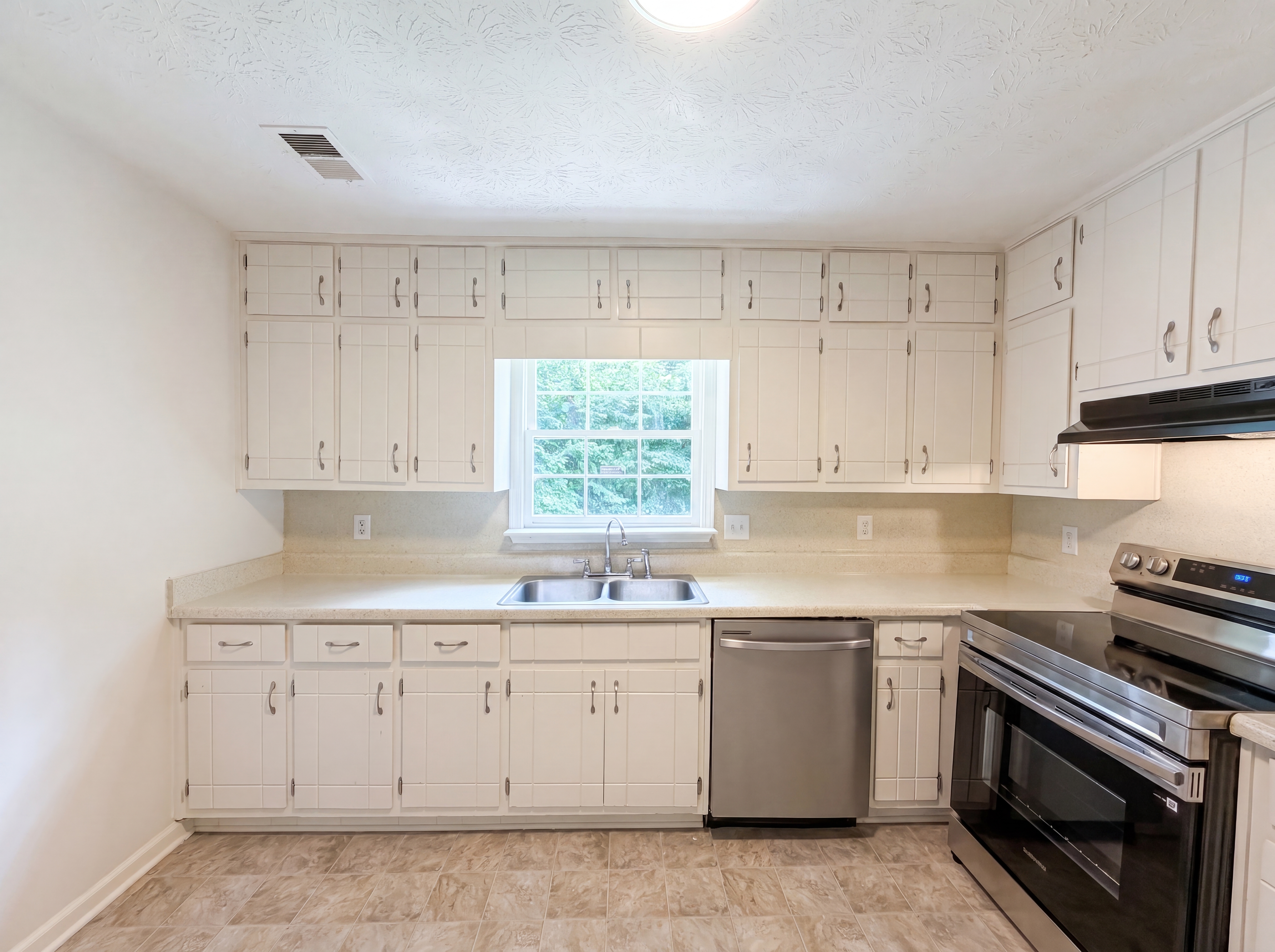 Photo 6 of 31 of 6486 Lynndale Ln, Morrow, GA