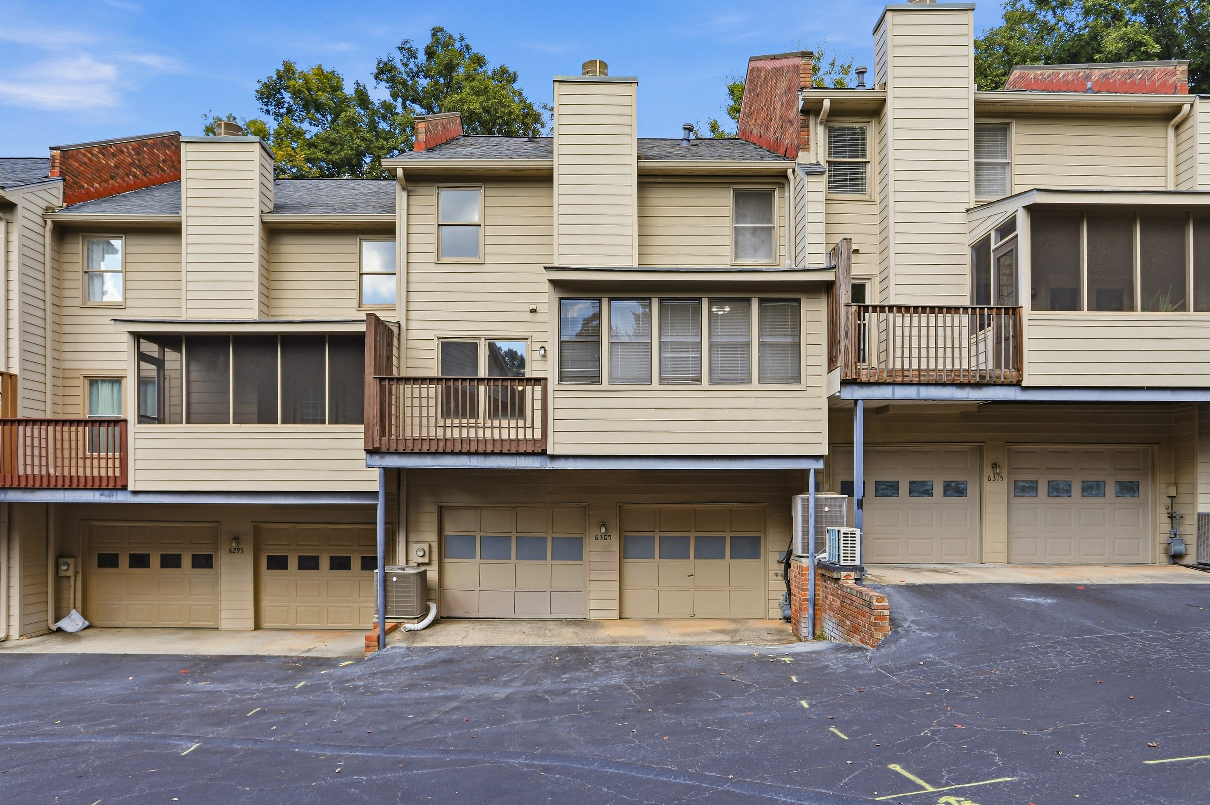 Photo 5 of 24 of 6305 Windsor Trace Dr, Peachtree Corners, GA