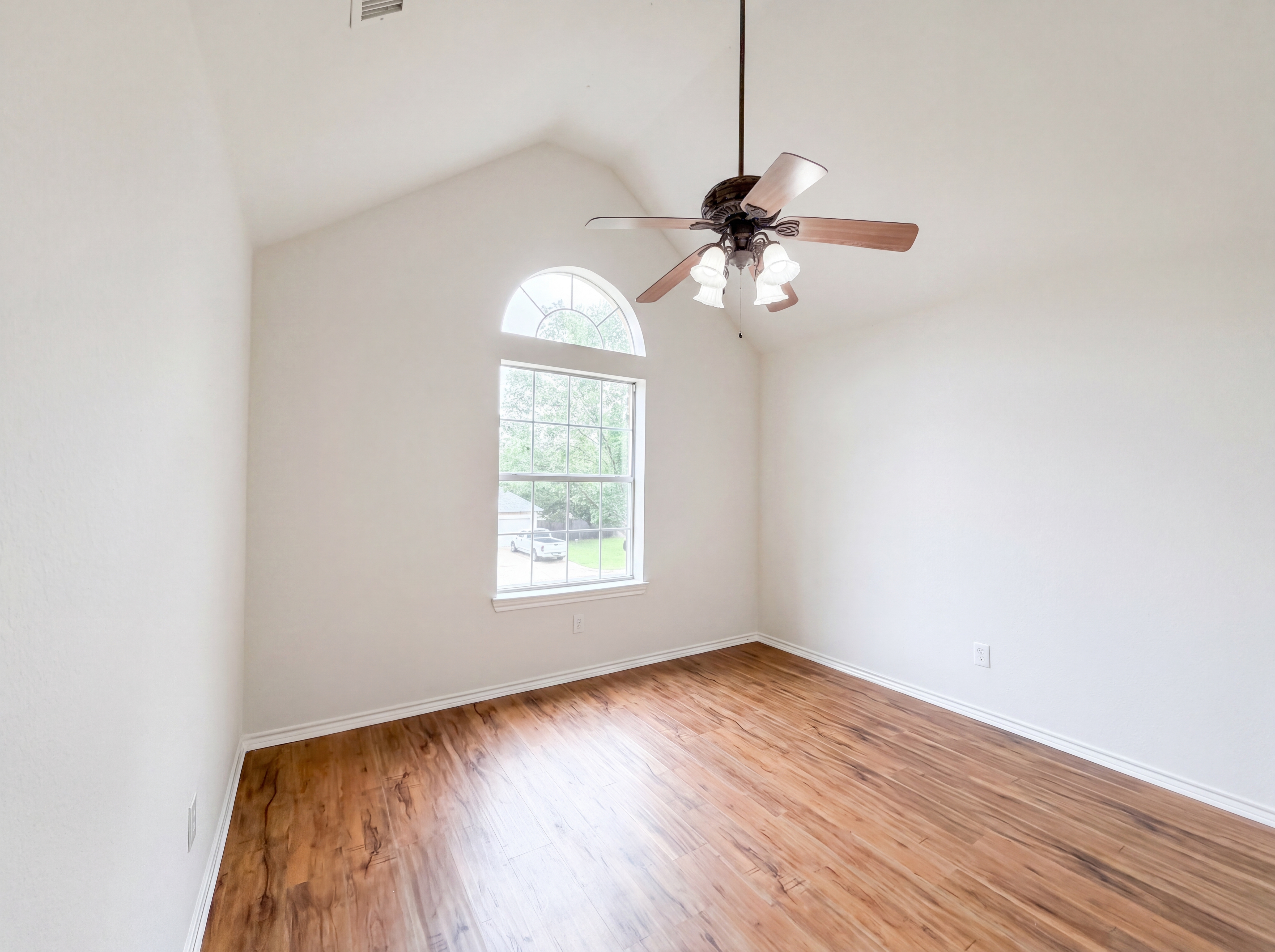 Photo 10 of 27 of 6218 Kingswood Dr, Arlington, TX