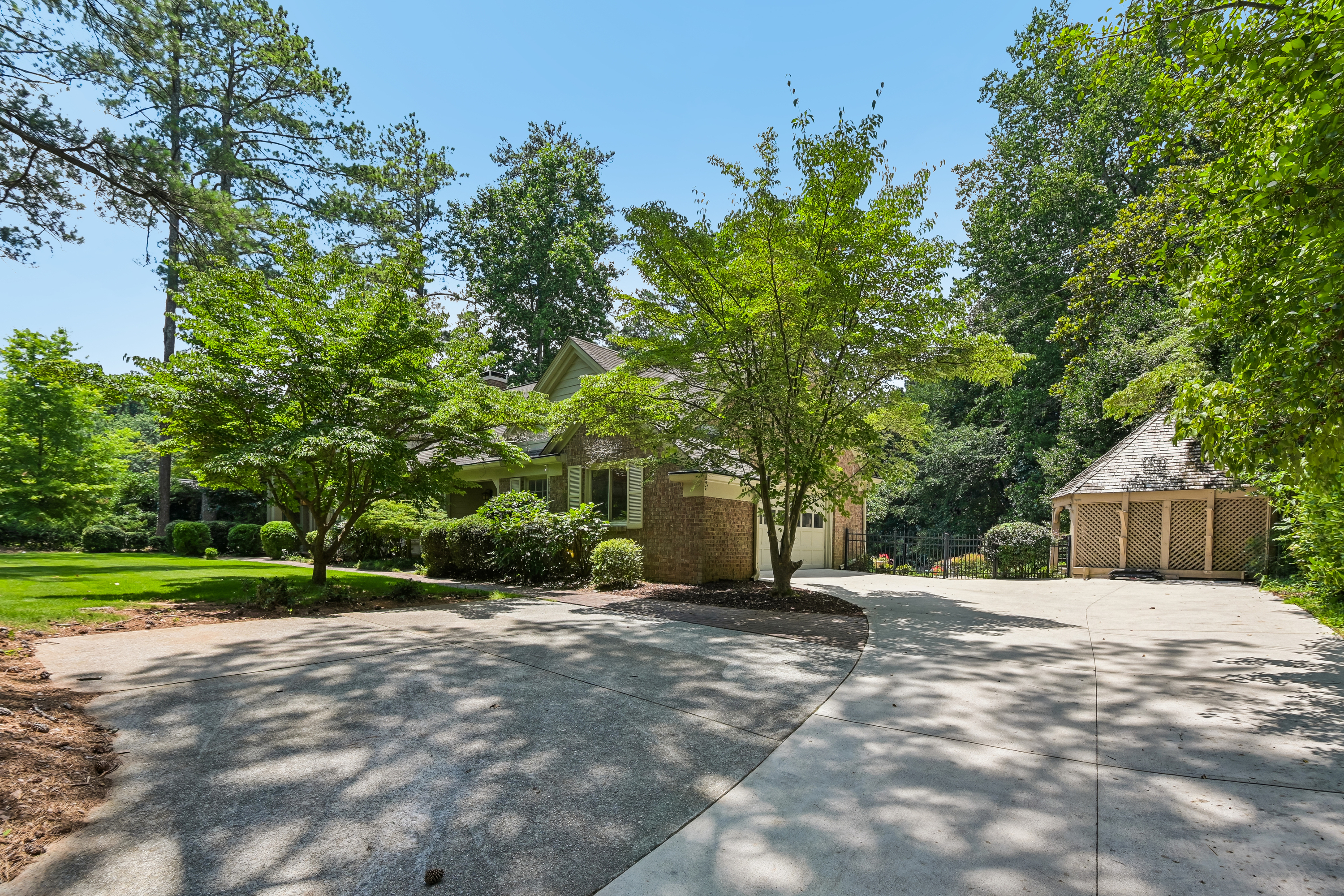 Photo 34 of 87 of 3135 Spalding Dr, Atlanta, GA