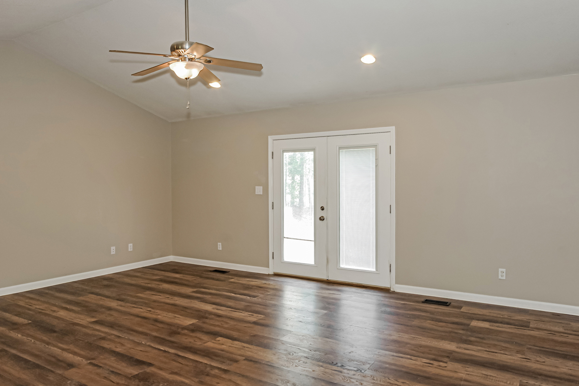 Photo 8 of 21 of 20 Leach Dr, Guntersville, AL