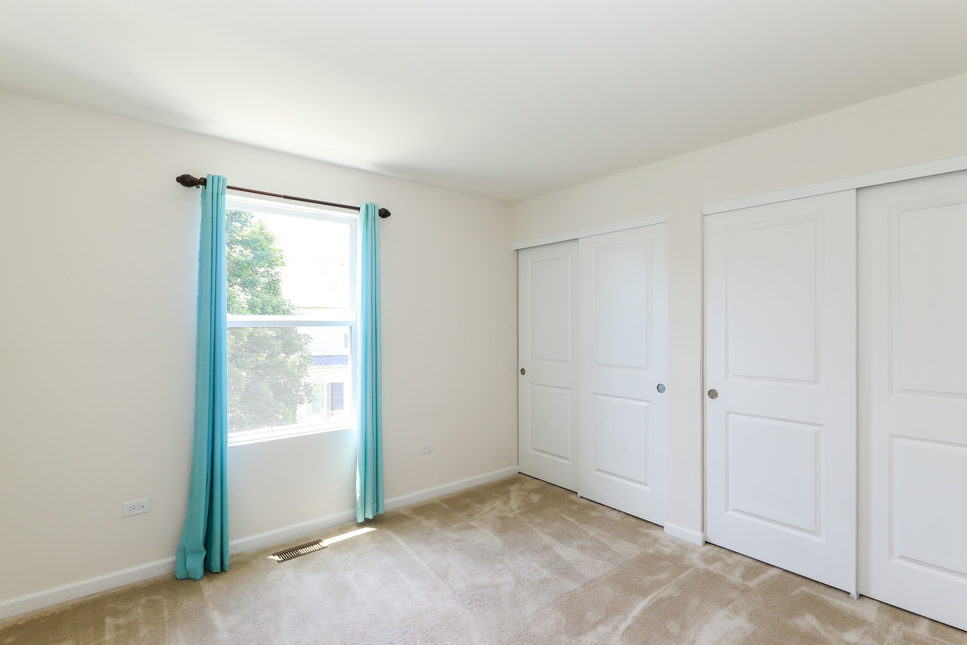 Photo 11 of 21 of 1437 Crimson Ln, Yorkville, IL