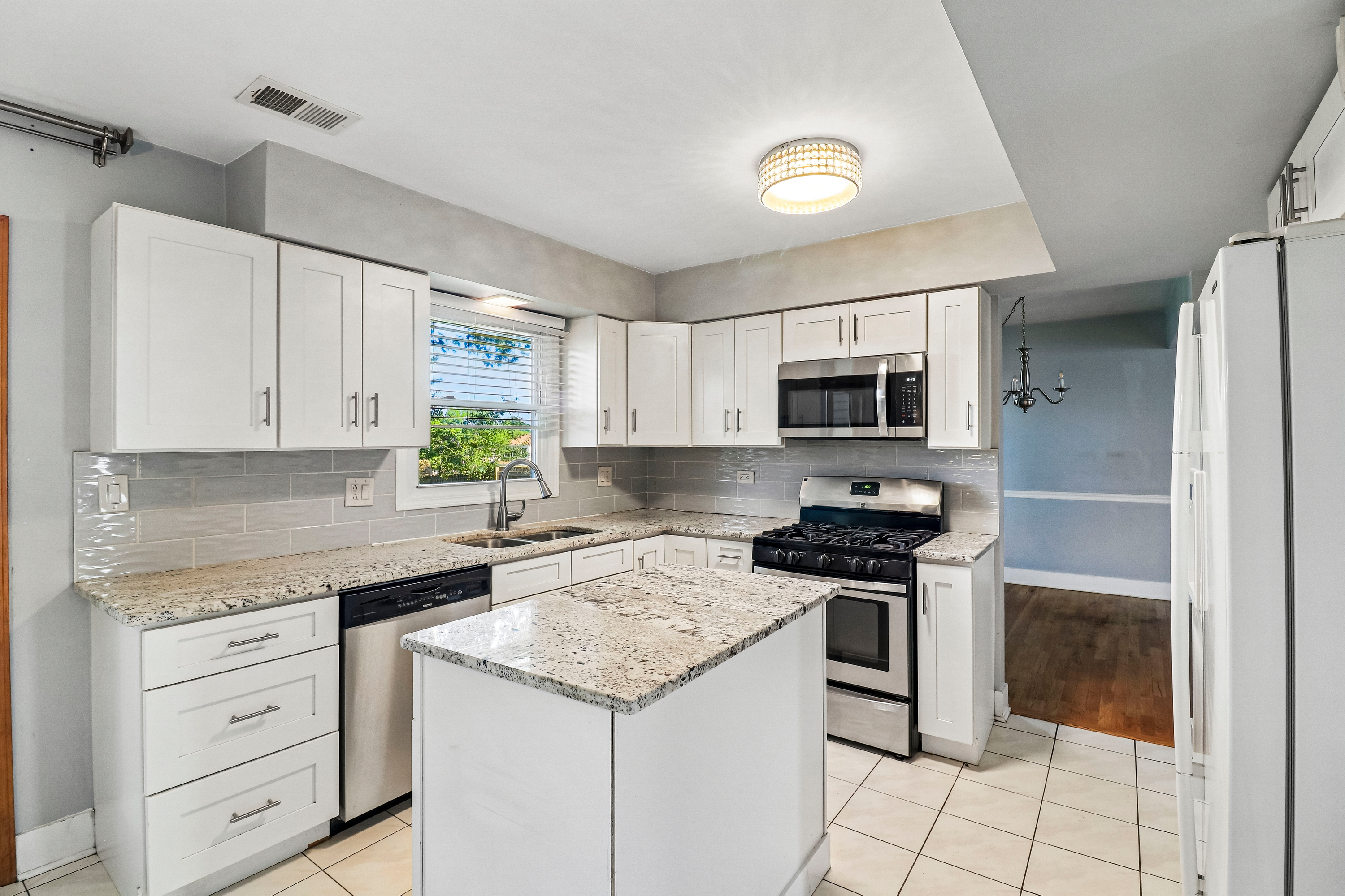 Photo 2 of 39 of 702 Buffalo Cir, Carol Stream, IL