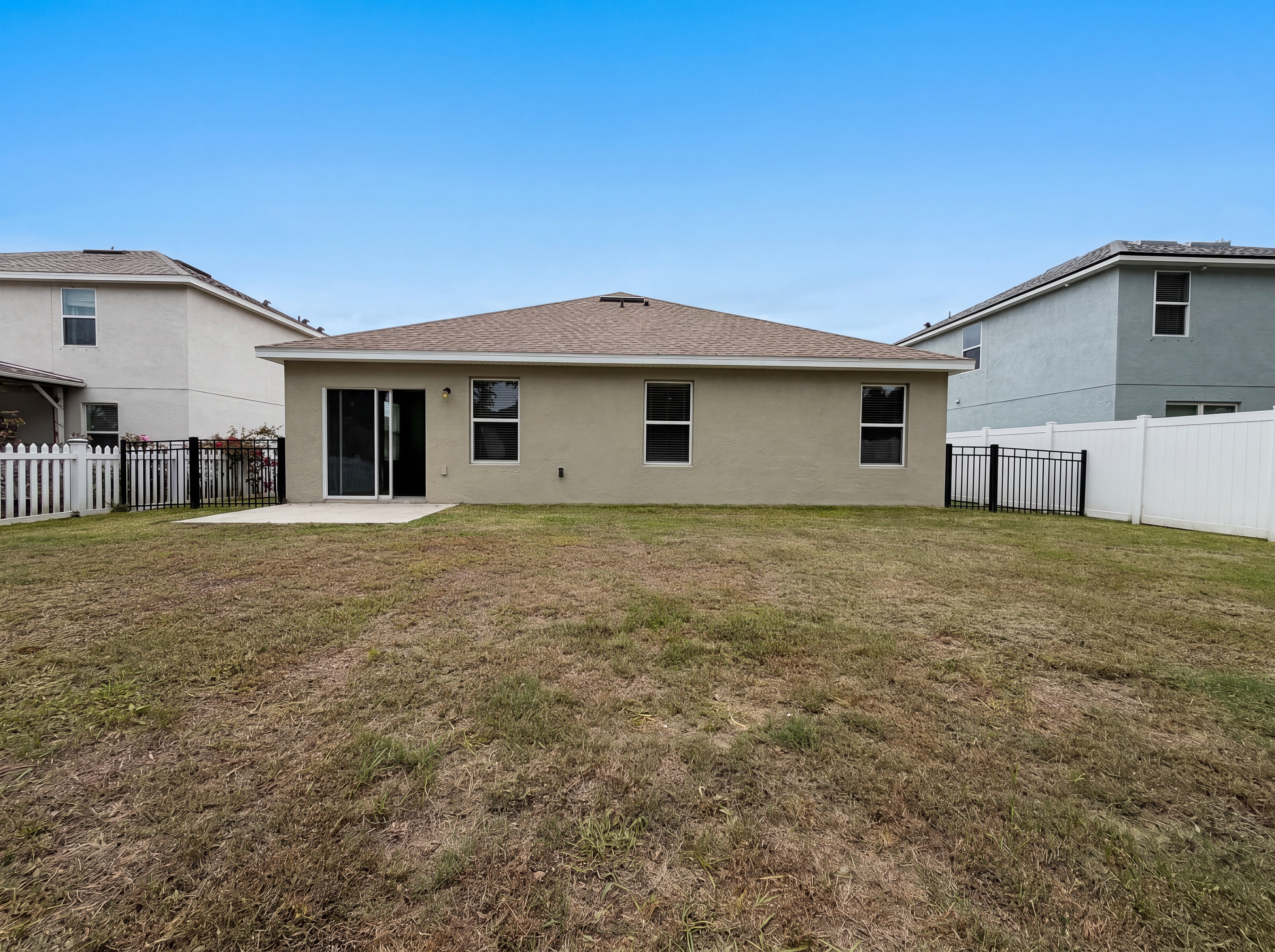 Photo 5 of 25 of 5805 71st St E, Palmetto, FL