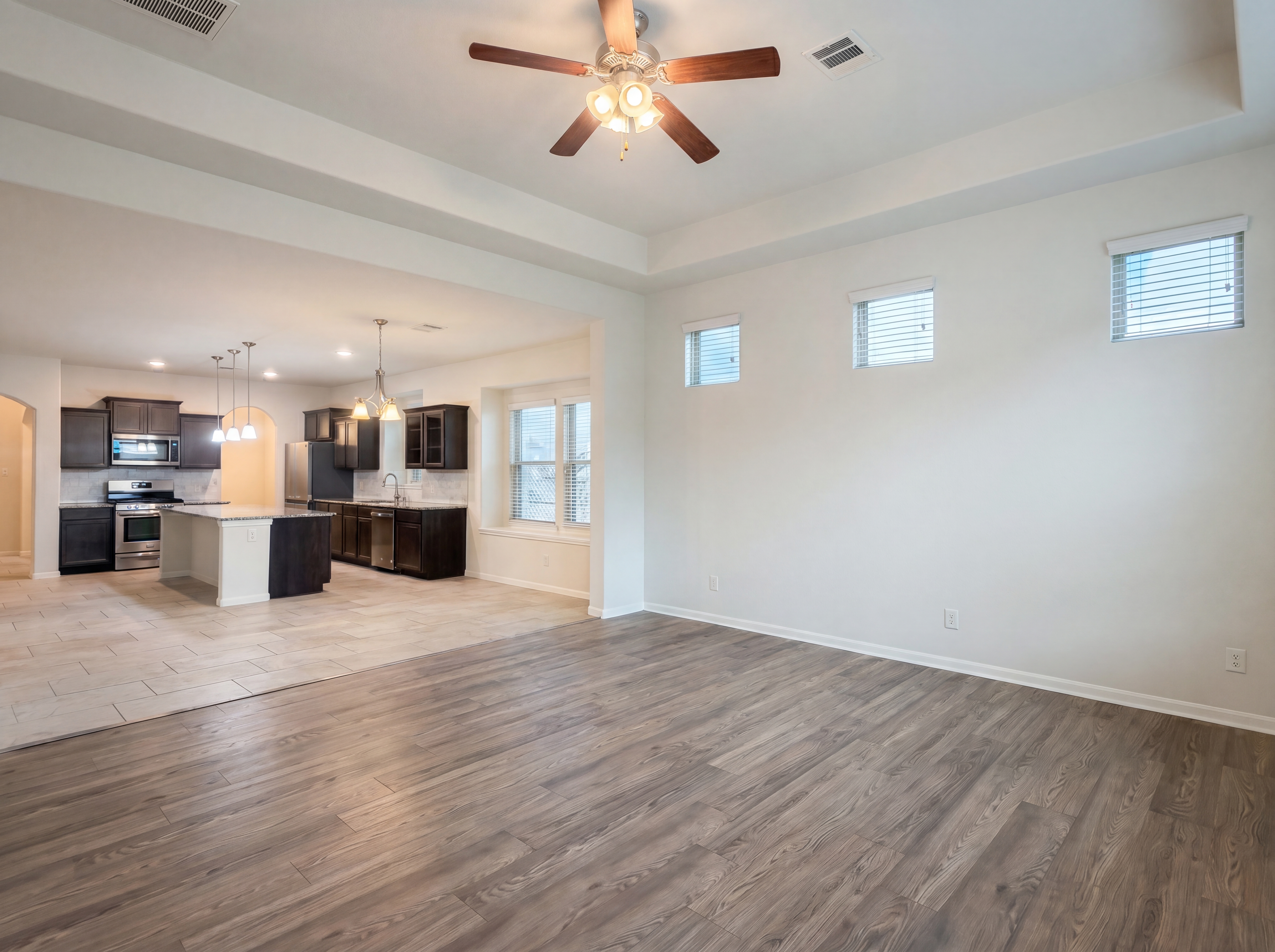 Photo 3 of 28 of 5426 Louie Ln, Katy, TX