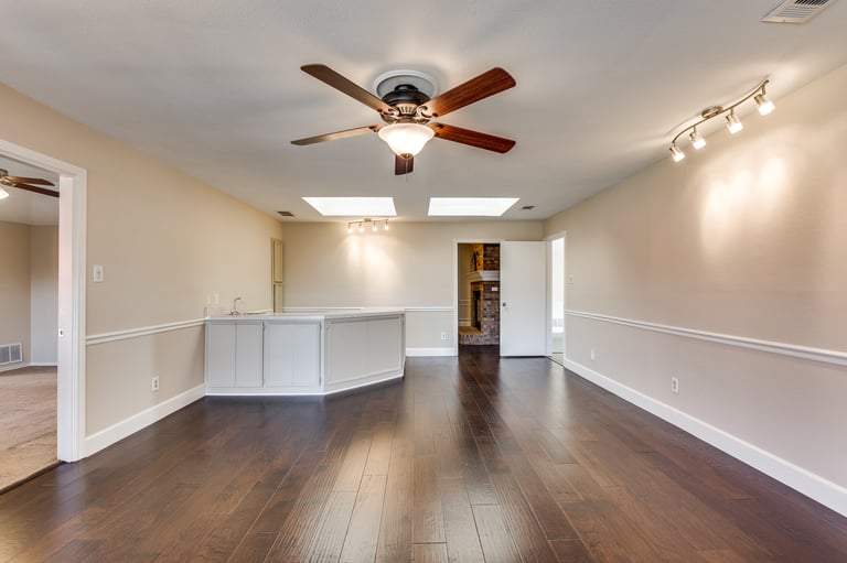 Photo 4 of 36 - 2218 Carmel Dr, Carrollton, TX 75006