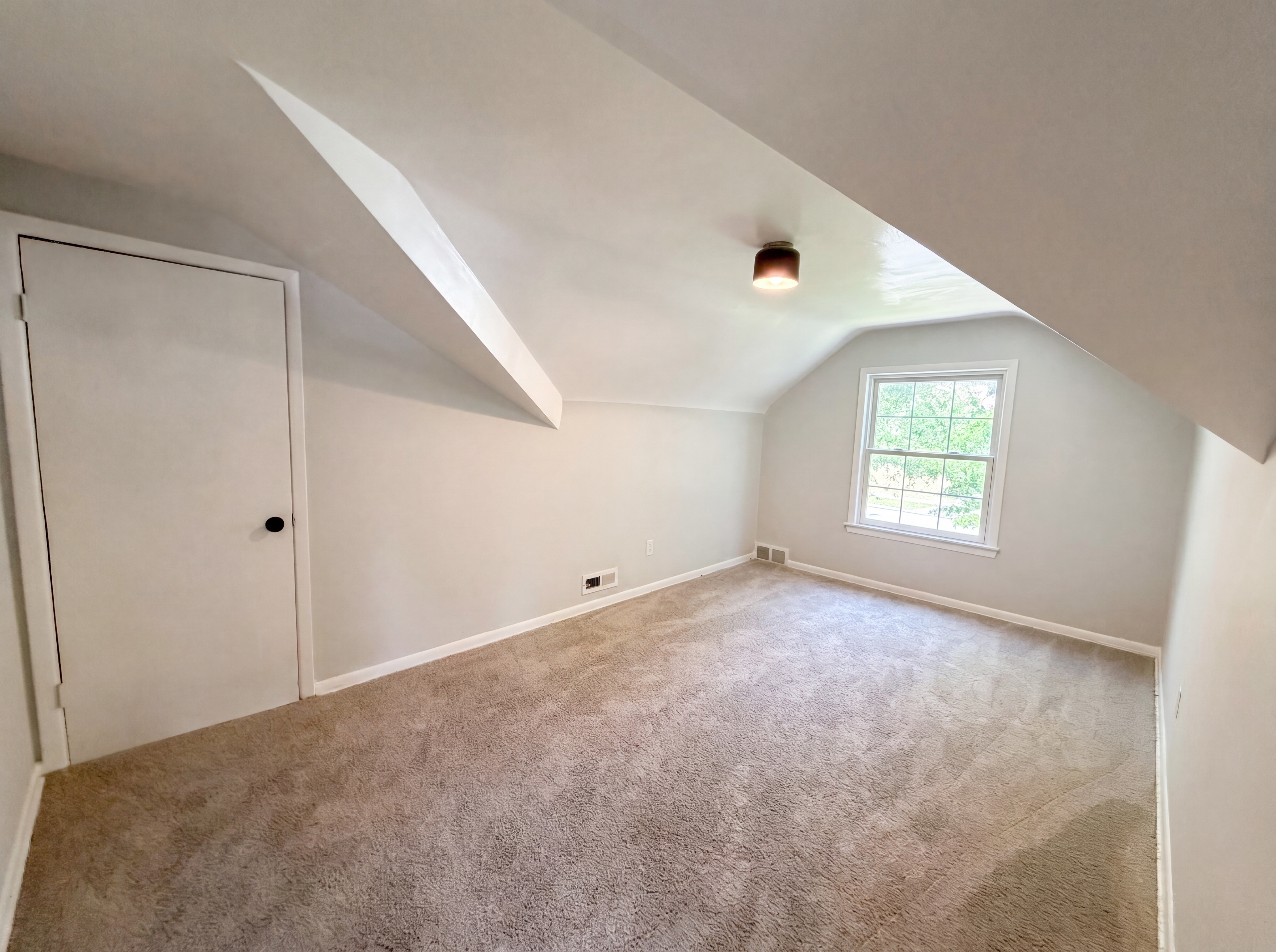 Photo 11 of 25 of 1384 Ford Rd, Cleveland, OH