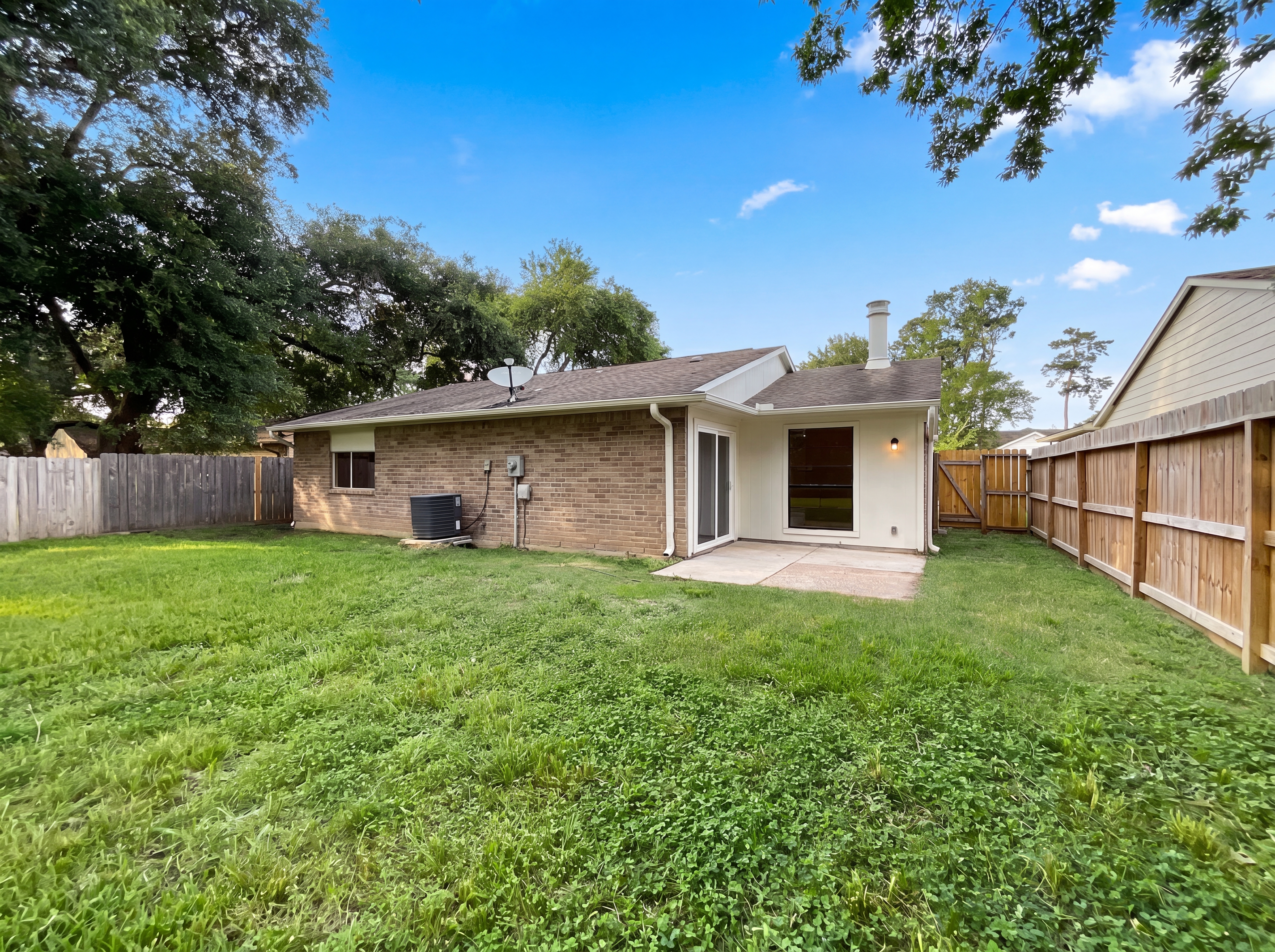 Photo 5 of 16 of 22831 Millgate Dr, Spring, TX