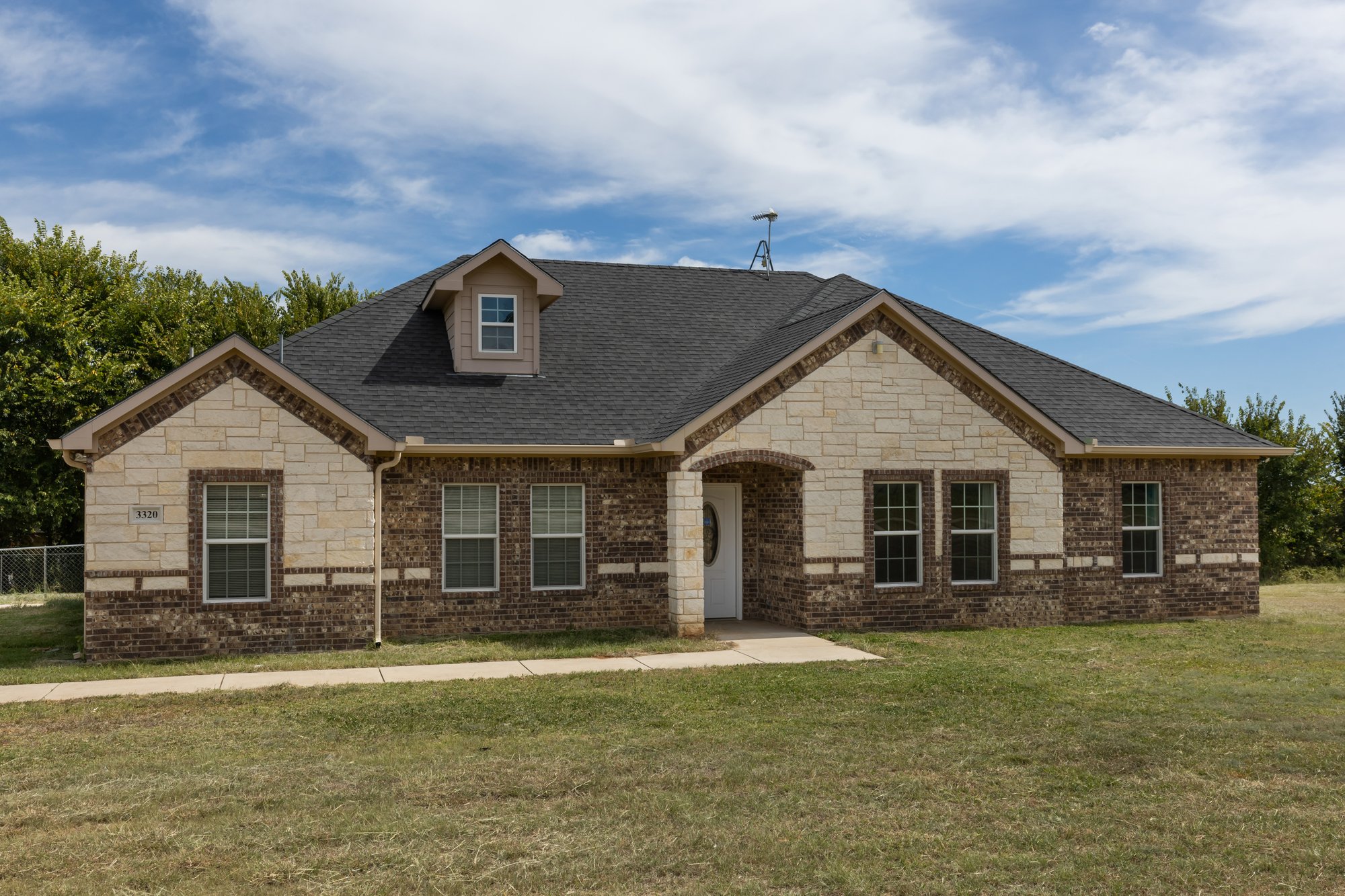 Photo 1 of 25 - 3320 Springfield Rd, Springtown, TX 76082