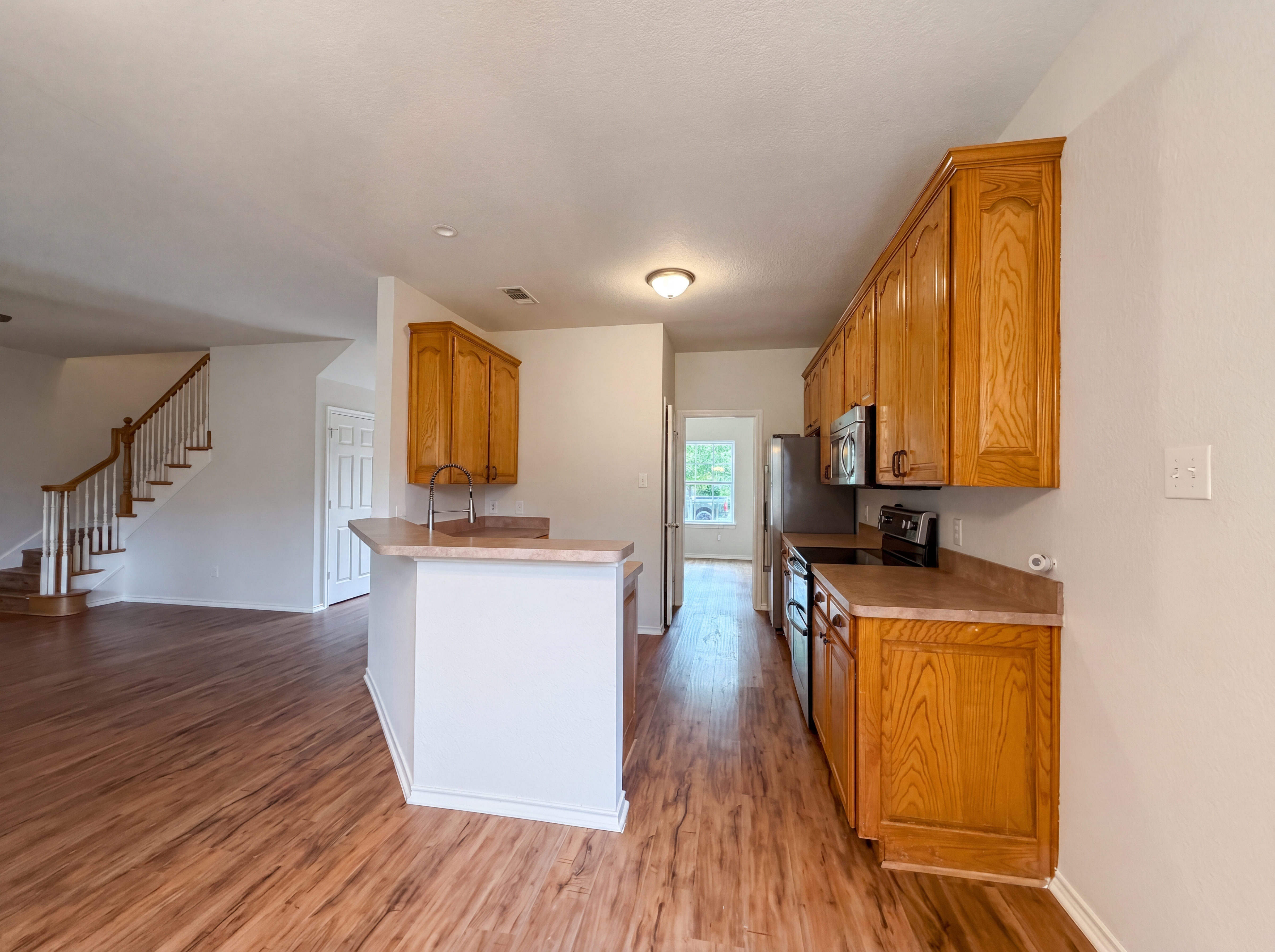 Photo 8 of 27 of 6218 Kingswood Dr, Arlington, TX