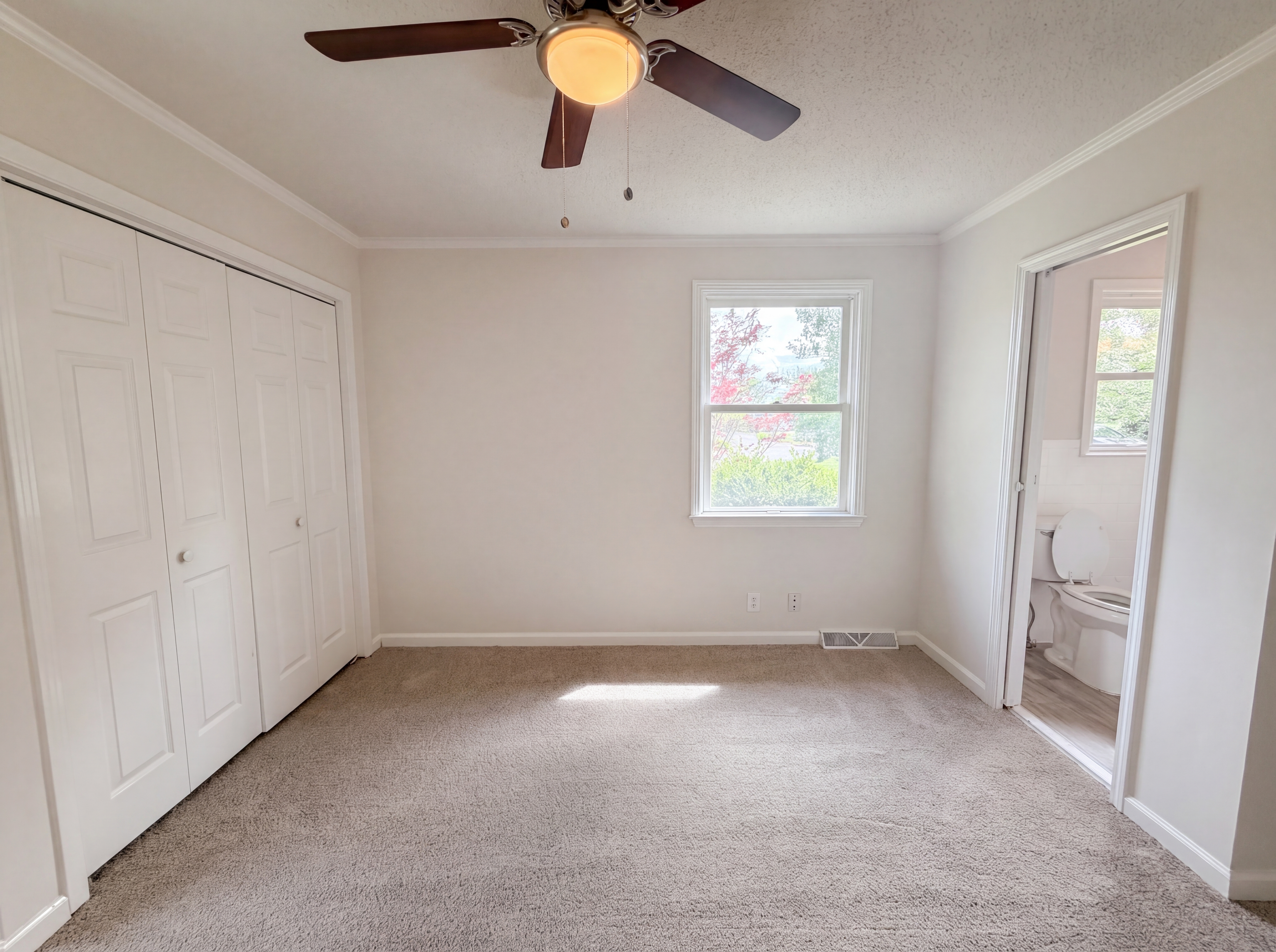 Photo 4 of 23 of 242 Kingswood Dr, Clarksville, TN