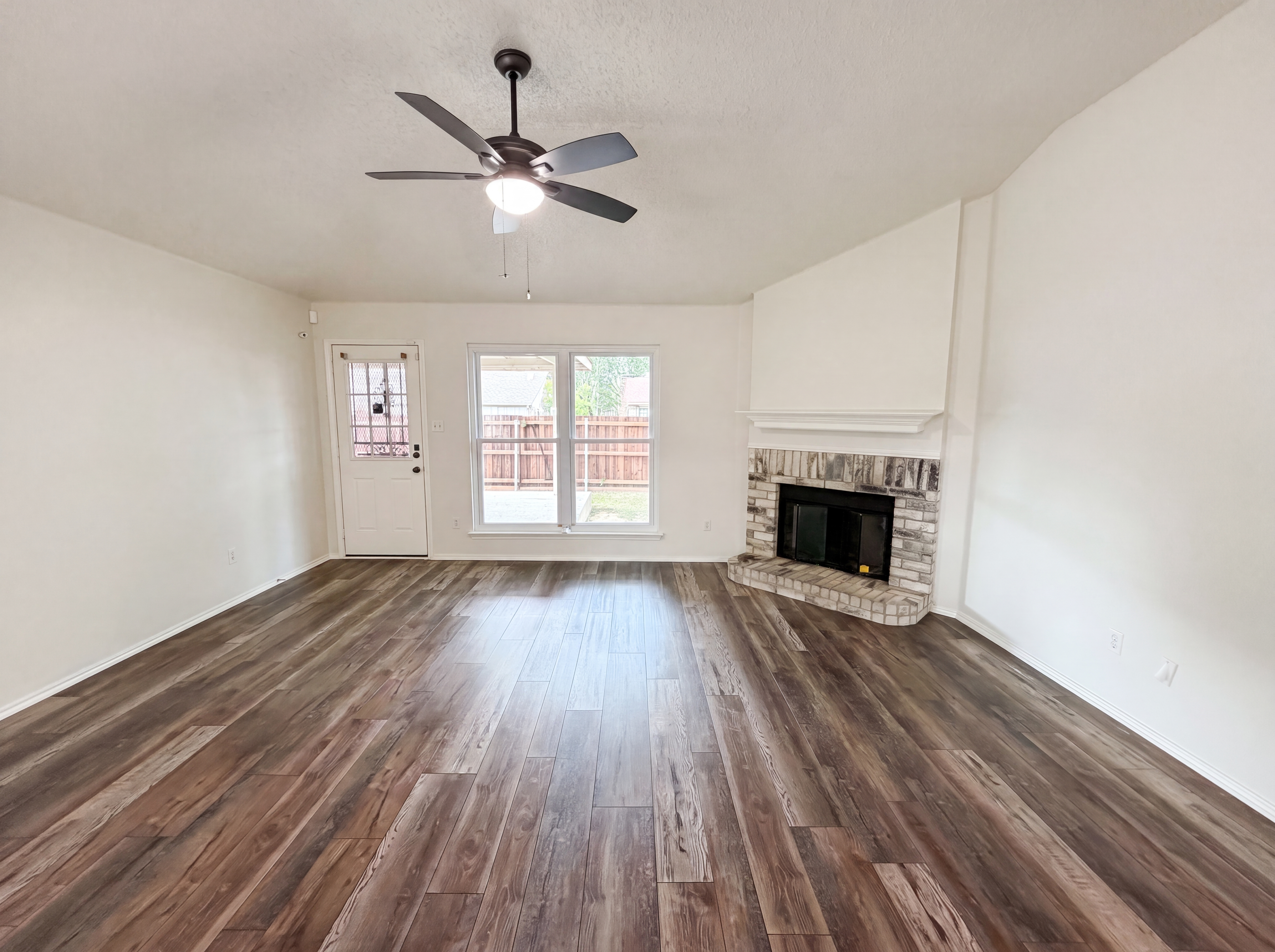 Photo 3 of 18 of 10304 Pondwood Dr, Dallas, TX