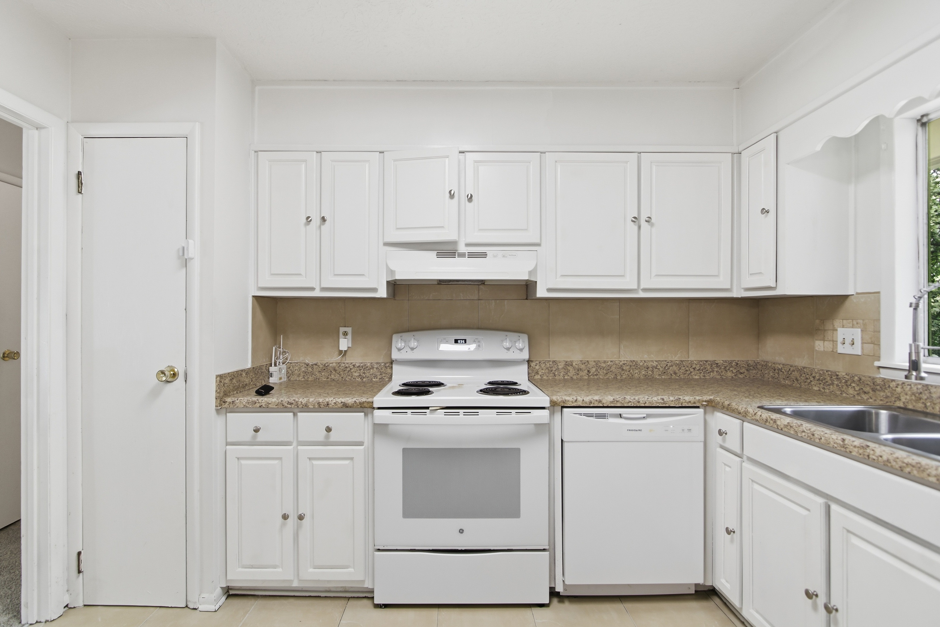 Photo 13 of 30 of 1446 Walnut Ridge Way, Stone Mountain, GA
