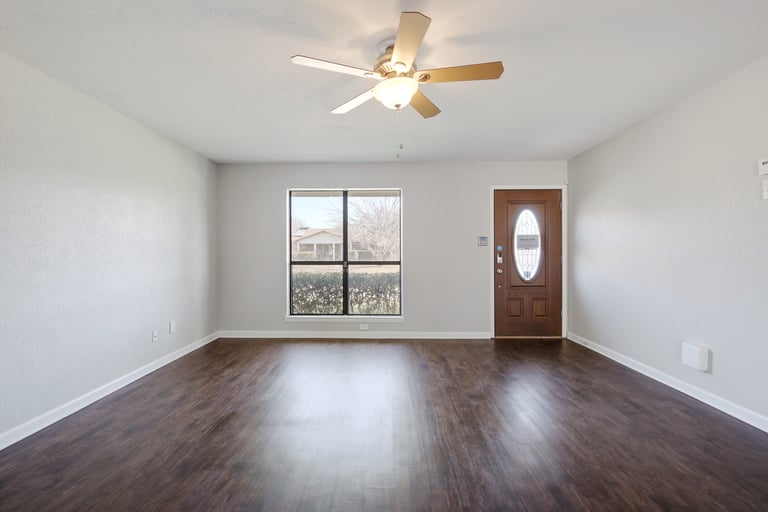 Photo 2 of 24 - 6113 Teton Dr, Mesquite, TX 75150