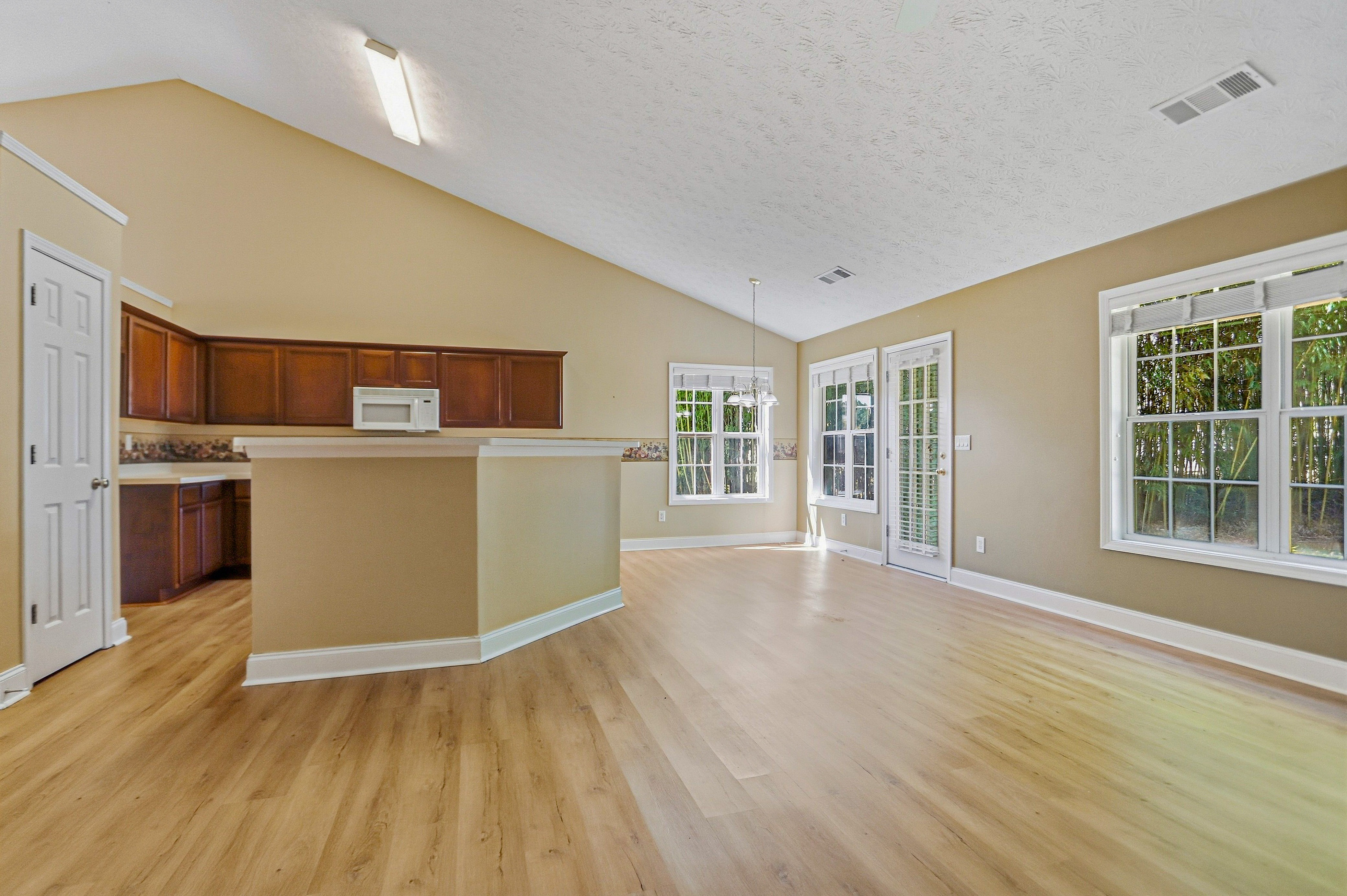Photo 2 of 18 of 2414 Caneridge Pt SW, Marietta, GA
