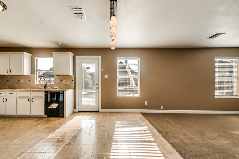 Photo 3 of 38 - 2732 Peach Dr, Little Elm, TX 75068