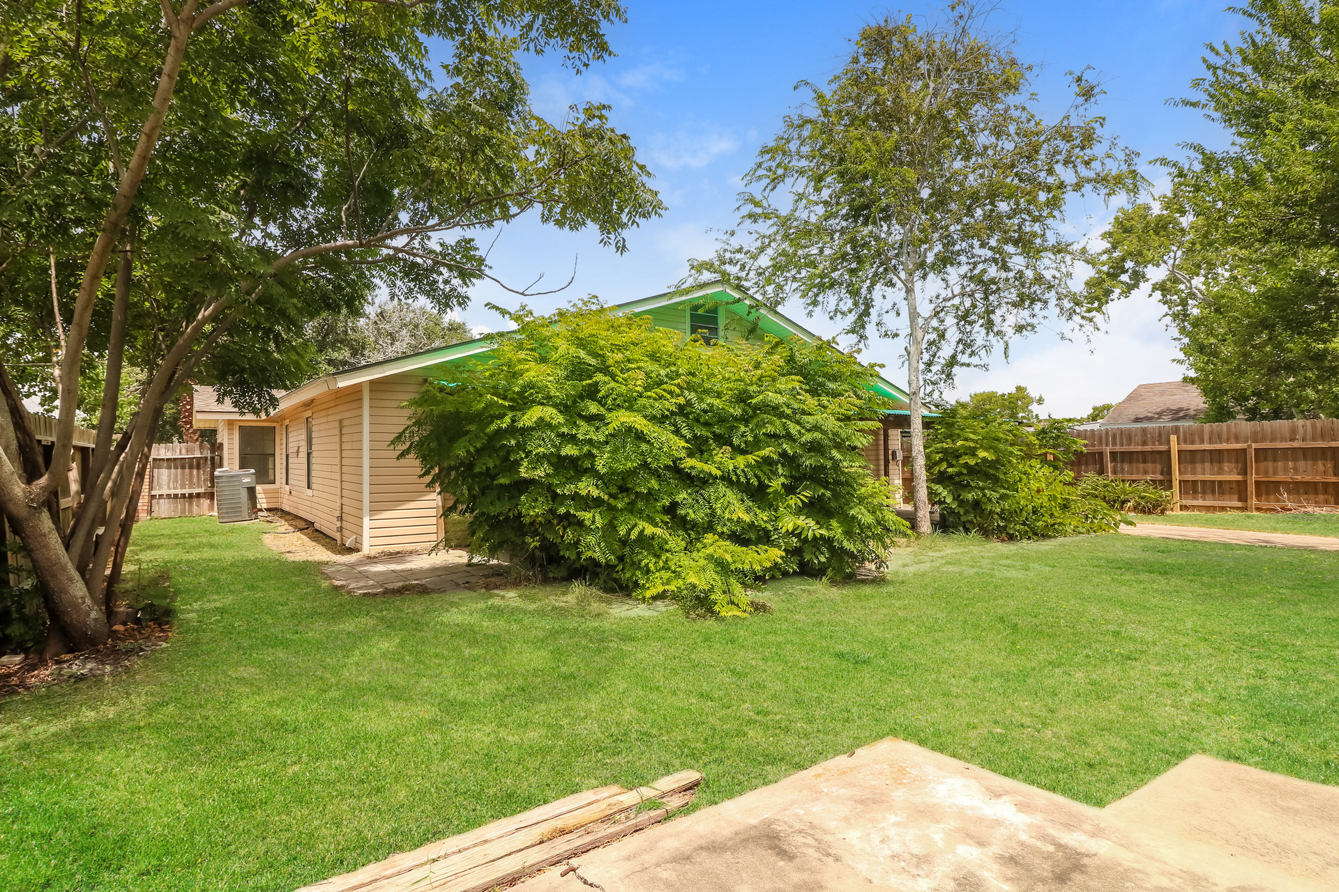 Photo 5 of 19 of 1502 Austin St, Portland, TX