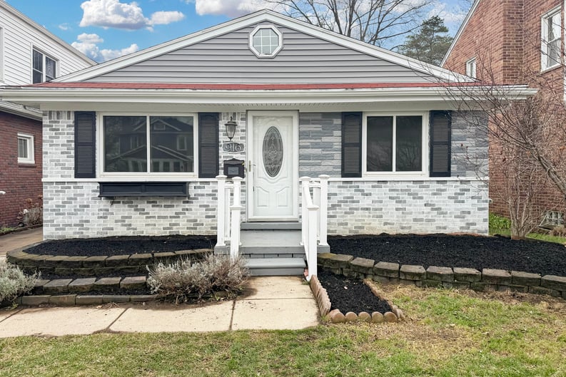 Property photo 1 of 916 Longfellow Ave