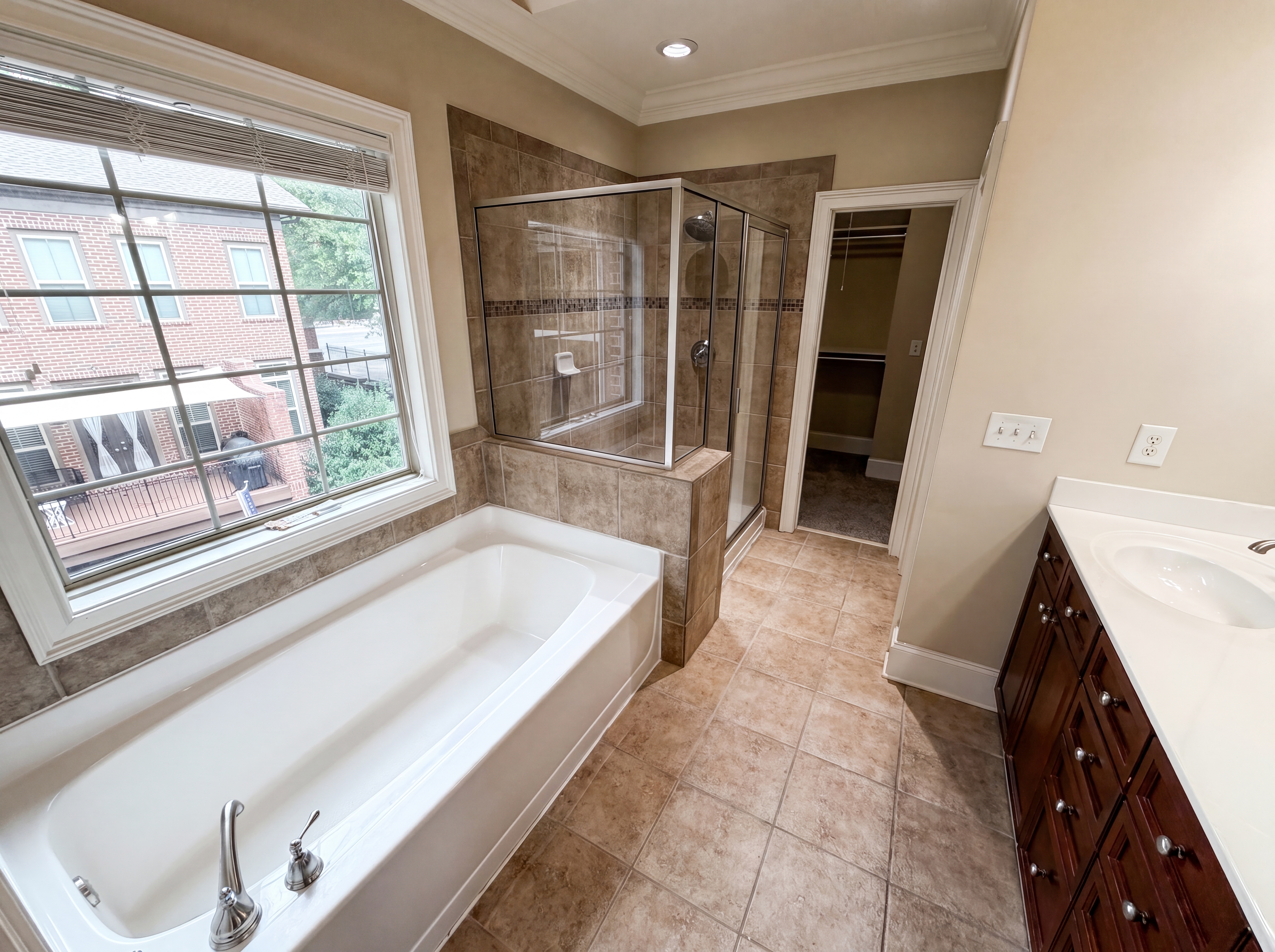 Photo 12 of 33 of 2370 Crescent Park Ct, Atlanta, GA