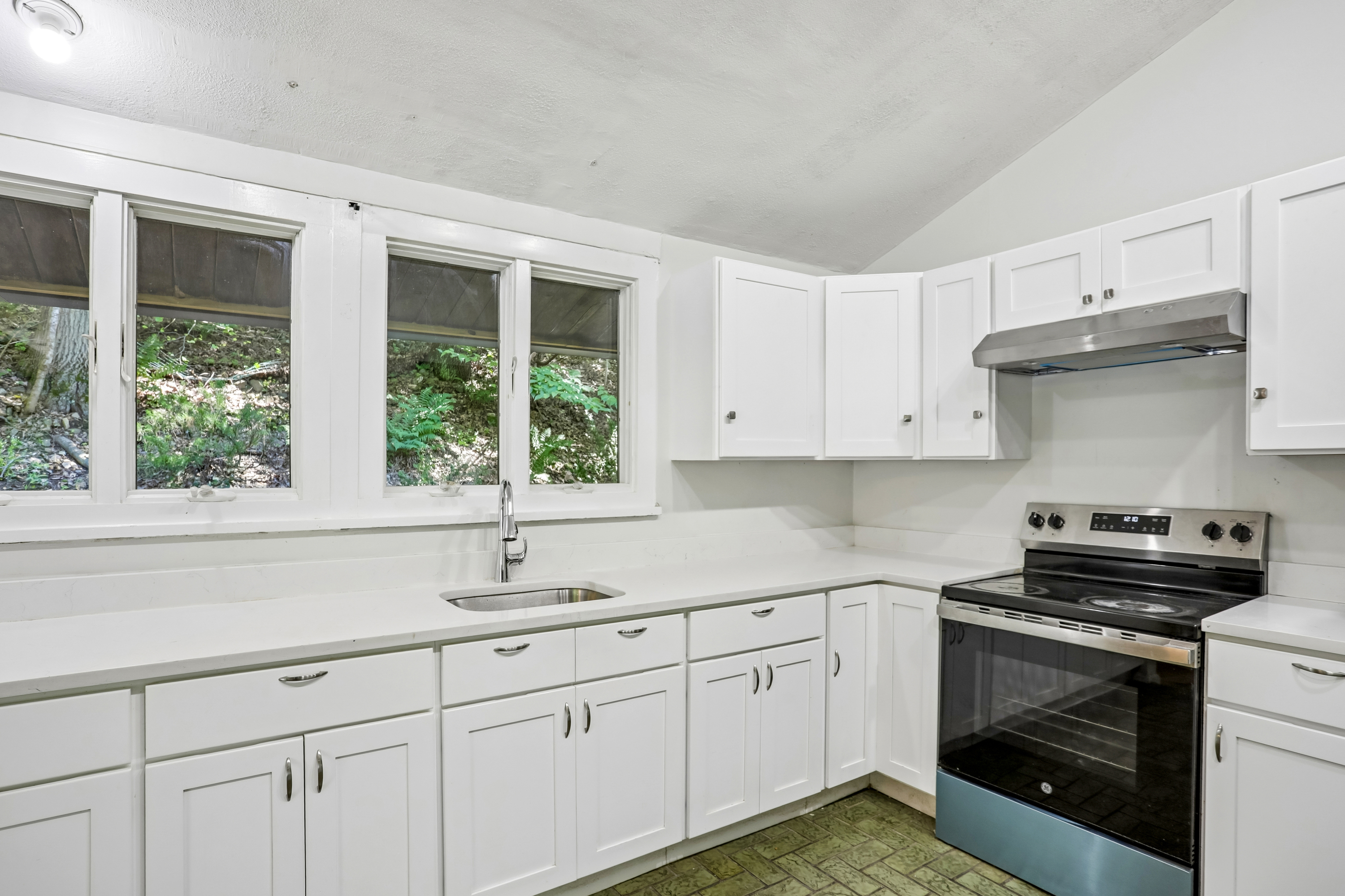 Photo 2 of 31 of 951 Haverstraw Rd, Suffern, NY